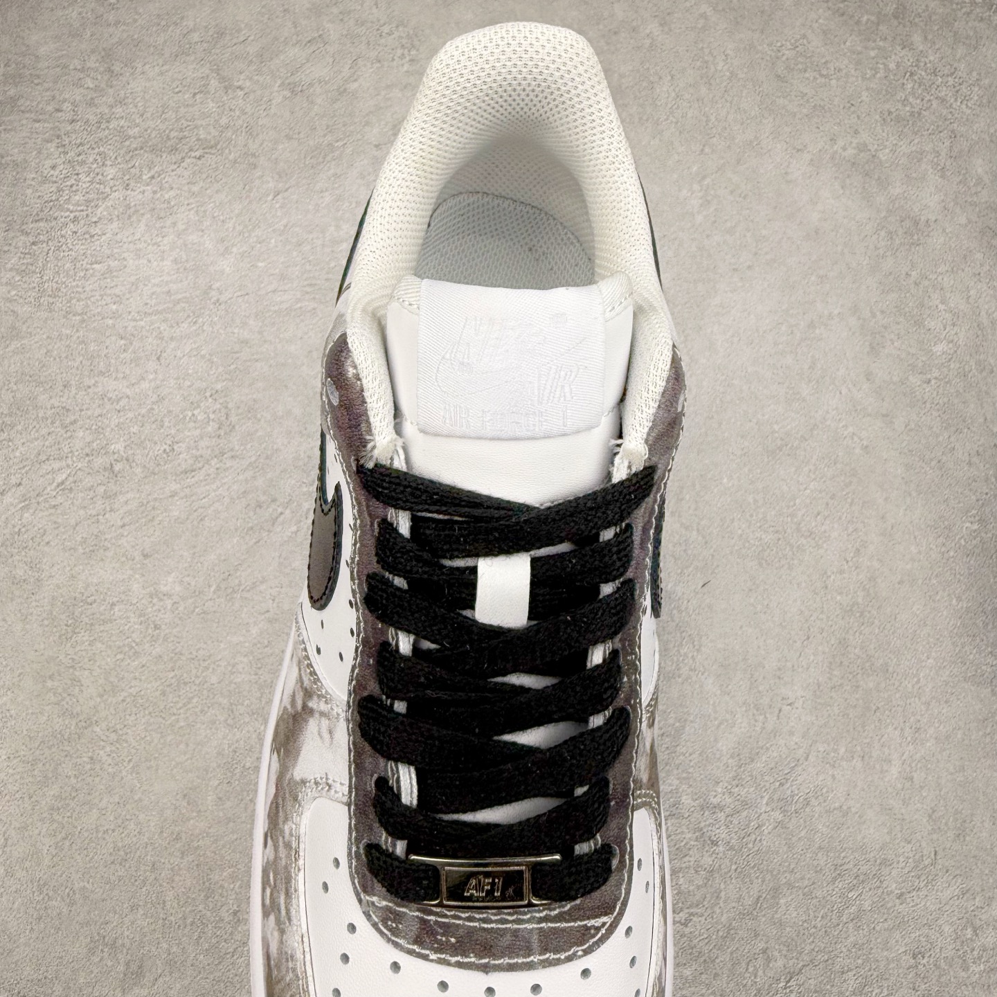 图片[5]-＃XT纯原 NK Air Force 1´07 Low 空军一号低帮百搭休闲运动板鞋 CW1888-111 顶级批次 2022全新楦头鞋型 鱼鳞大底 历时开发三个月 清洁度完美 二维码鞋标 内置芯片及solo气垫 大底高度及其弧度依照正品 钢印 logo刺绣 鞋口弧度 鞋头长度 鞋面冲孔 鞋垫背胶及钢印 完美鞋型对比正品 每一处都是细节满满 柔软、弹性十足的缓震性能和出色的中底设计 横跨复古与现代的外型结合 造就出风靡全球 三十多年的Force 1 直到今天还深受青睐 实拍调校N版已经零色差零失真 百分百还原实物色彩所见即所得 不存在货不对板色差等低级问题 选购参考实物拍摄 不混卖不参货 只用心做好货严格选品 承诺混一赔十 尺码：36 36.5 37.5 38 38.5 39 40 40.5 41 42 42.5 43 44 44.5 45-选品中心