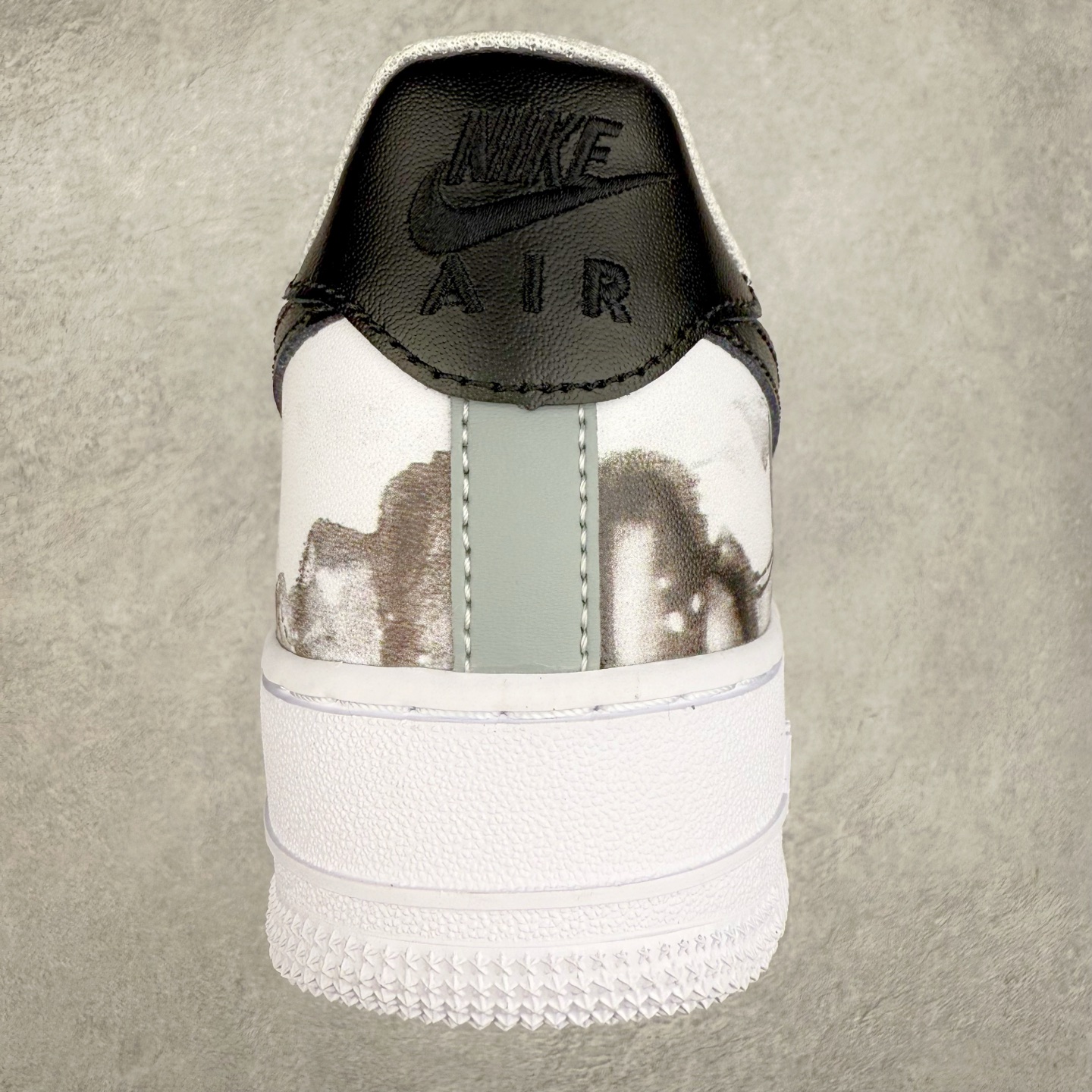 图片[8]-＃XT纯原 NK Air Force 1´07 Low 空军一号低帮百搭休闲运动板鞋 CW1888-111 顶级批次 2022全新楦头鞋型 鱼鳞大底 历时开发三个月 清洁度完美 二维码鞋标 内置芯片及solo气垫 大底高度及其弧度依照正品 钢印 logo刺绣 鞋口弧度 鞋头长度 鞋面冲孔 鞋垫背胶及钢印 完美鞋型对比正品 每一处都是细节满满 柔软、弹性十足的缓震性能和出色的中底设计 横跨复古与现代的外型结合 造就出风靡全球 三十多年的Force 1 直到今天还深受青睐 实拍调校N版已经零色差零失真 百分百还原实物色彩所见即所得 不存在货不对板色差等低级问题 选购参考实物拍摄 不混卖不参货 只用心做好货严格选品 承诺混一赔十 尺码：36 36.5 37.5 38 38.5 39 40 40.5 41 42 42.5 43 44 44.5 45-选品中心