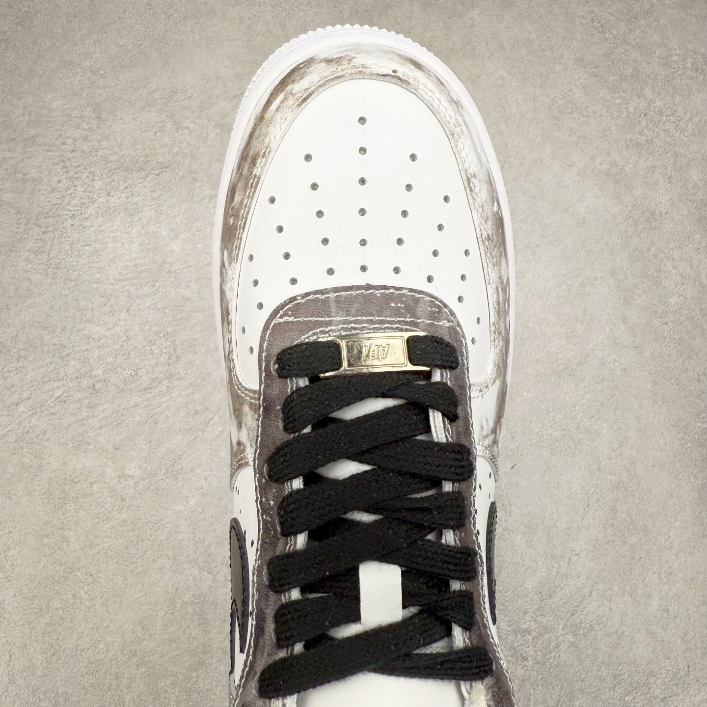 图片[4]-＃XT纯原 NK Air Force 1´07 Low 空军一号低帮百搭休闲运动板鞋 CW1888-111 顶级批次 2022全新楦头鞋型 鱼鳞大底 历时开发三个月 清洁度完美 二维码鞋标 内置芯片及solo气垫 大底高度及其弧度依照正品 钢印 logo刺绣 鞋口弧度 鞋头长度 鞋面冲孔 鞋垫背胶及钢印 完美鞋型对比正品 每一处都是细节满满 柔软、弹性十足的缓震性能和出色的中底设计 横跨复古与现代的外型结合 造就出风靡全球 三十多年的Force 1 直到今天还深受青睐 实拍调校N版已经零色差零失真 百分百还原实物色彩所见即所得 不存在货不对板色差等低级问题 选购参考实物拍摄 不混卖不参货 只用心做好货严格选品 承诺混一赔十 尺码：36 36.5 37.5 38 38.5 39 40 40.5 41 42 42.5 43 44 44.5 45-选品中心