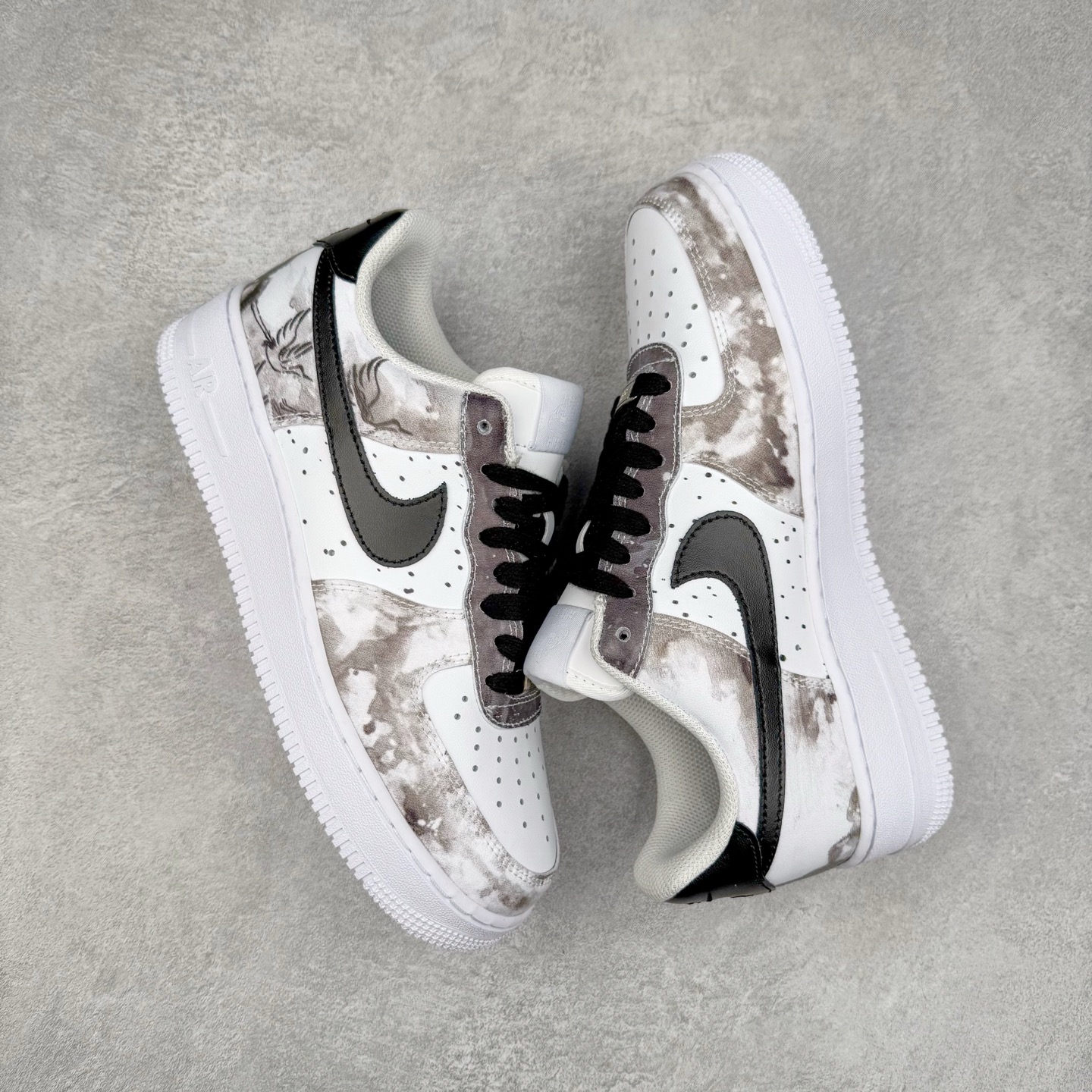 图片[3]-＃XT纯原 NK Air Force 1´07 Low 空军一号低帮百搭休闲运动板鞋 CW1888-111 顶级批次 2022全新楦头鞋型 鱼鳞大底 历时开发三个月 清洁度完美 二维码鞋标 内置芯片及solo气垫 大底高度及其弧度依照正品 钢印 logo刺绣 鞋口弧度 鞋头长度 鞋面冲孔 鞋垫背胶及钢印 完美鞋型对比正品 每一处都是细节满满 柔软、弹性十足的缓震性能和出色的中底设计 横跨复古与现代的外型结合 造就出风靡全球 三十多年的Force 1 直到今天还深受青睐 实拍调校N版已经零色差零失真 百分百还原实物色彩所见即所得 不存在货不对板色差等低级问题 选购参考实物拍摄 不混卖不参货 只用心做好货严格选品 承诺混一赔十 尺码：36 36.5 37.5 38 38.5 39 40 40.5 41 42 42.5 43 44 44.5 45-选品中心