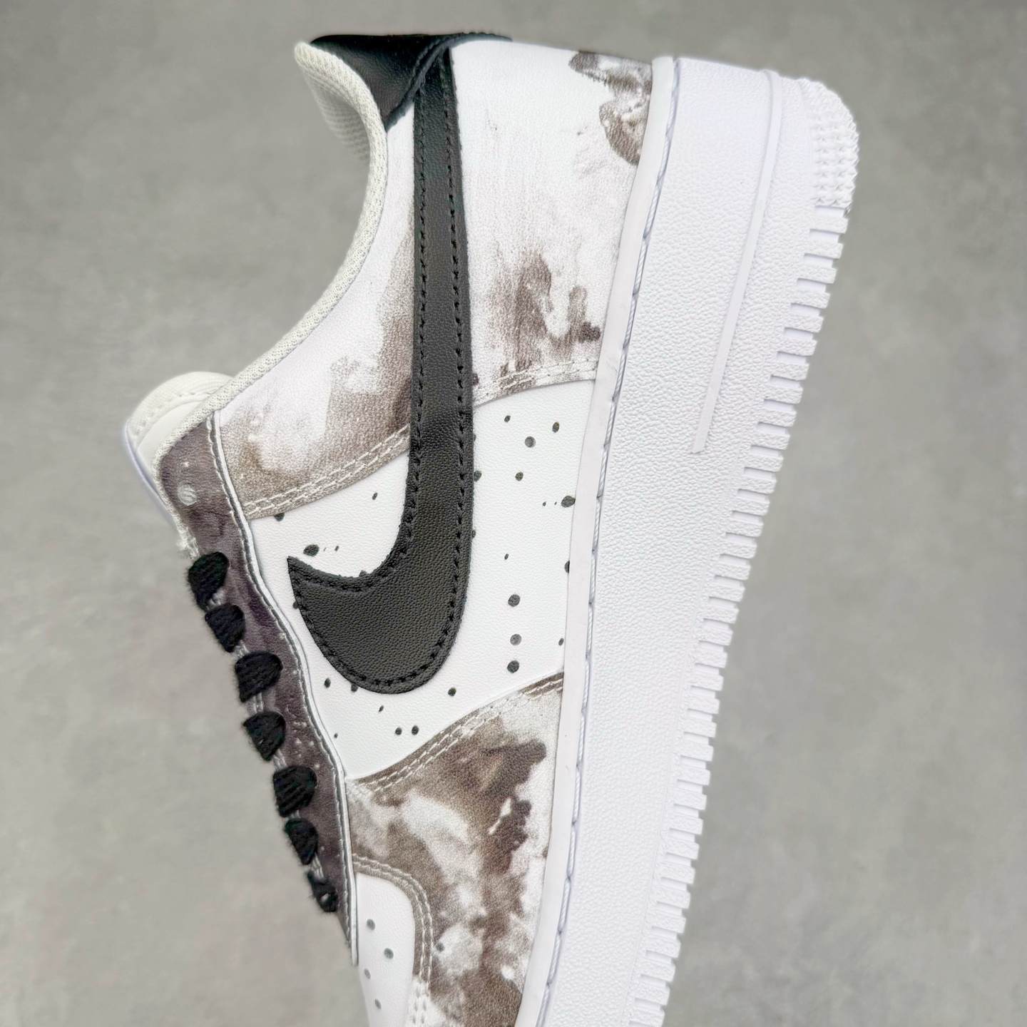 图片[7]-＃XT纯原 NK Air Force 1´07 Low 空军一号低帮百搭休闲运动板鞋 CW1888-111 顶级批次 2022全新楦头鞋型 鱼鳞大底 历时开发三个月 清洁度完美 二维码鞋标 内置芯片及solo气垫 大底高度及其弧度依照正品 钢印 logo刺绣 鞋口弧度 鞋头长度 鞋面冲孔 鞋垫背胶及钢印 完美鞋型对比正品 每一处都是细节满满 柔软、弹性十足的缓震性能和出色的中底设计 横跨复古与现代的外型结合 造就出风靡全球 三十多年的Force 1 直到今天还深受青睐 实拍调校N版已经零色差零失真 百分百还原实物色彩所见即所得 不存在货不对板色差等低级问题 选购参考实物拍摄 不混卖不参货 只用心做好货严格选品 承诺混一赔十 尺码：36 36.5 37.5 38 38.5 39 40 40.5 41 42 42.5 43 44 44.5 45-选品中心