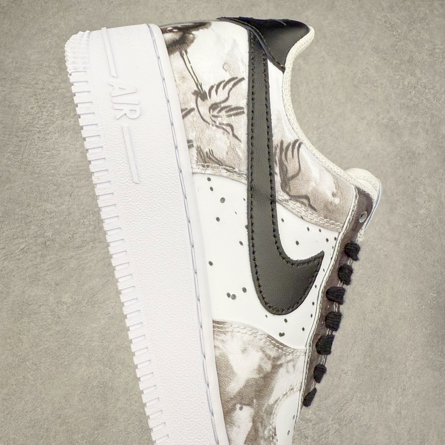 图片[6]-＃XT纯原 NK Air Force 1´07 Low 空军一号低帮百搭休闲运动板鞋 CW1888-111 顶级批次 2022全新楦头鞋型 鱼鳞大底 历时开发三个月 清洁度完美 二维码鞋标 内置芯片及solo气垫 大底高度及其弧度依照正品 钢印 logo刺绣 鞋口弧度 鞋头长度 鞋面冲孔 鞋垫背胶及钢印 完美鞋型对比正品 每一处都是细节满满 柔软、弹性十足的缓震性能和出色的中底设计 横跨复古与现代的外型结合 造就出风靡全球 三十多年的Force 1 直到今天还深受青睐 实拍调校N版已经零色差零失真 百分百还原实物色彩所见即所得 不存在货不对板色差等低级问题 选购参考实物拍摄 不混卖不参货 只用心做好货严格选品 承诺混一赔十 尺码：36 36.5 37.5 38 38.5 39 40 40.5 41 42 42.5 43 44 44.5 45-选品中心