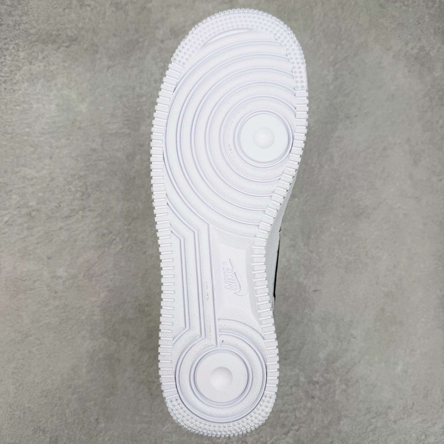 图片[9]-＃XT纯原 NK Air Force 1´07 Low 空军一号低帮百搭休闲运动板鞋 CW1888-111 顶级批次 2022全新楦头鞋型 鱼鳞大底 历时开发三个月 清洁度完美 二维码鞋标 内置芯片及solo气垫 大底高度及其弧度依照正品 钢印 logo刺绣 鞋口弧度 鞋头长度 鞋面冲孔 鞋垫背胶及钢印 完美鞋型对比正品 每一处都是细节满满 柔软、弹性十足的缓震性能和出色的中底设计 横跨复古与现代的外型结合 造就出风靡全球 三十多年的Force 1 直到今天还深受青睐 实拍调校N版已经零色差零失真 百分百还原实物色彩所见即所得 不存在货不对板色差等低级问题 选购参考实物拍摄 不混卖不参货 只用心做好货严格选品 承诺混一赔十 尺码：36 36.5 37.5 38 38.5 39 40 40.5 41 42 42.5 43 44 44.5 45-选品中心