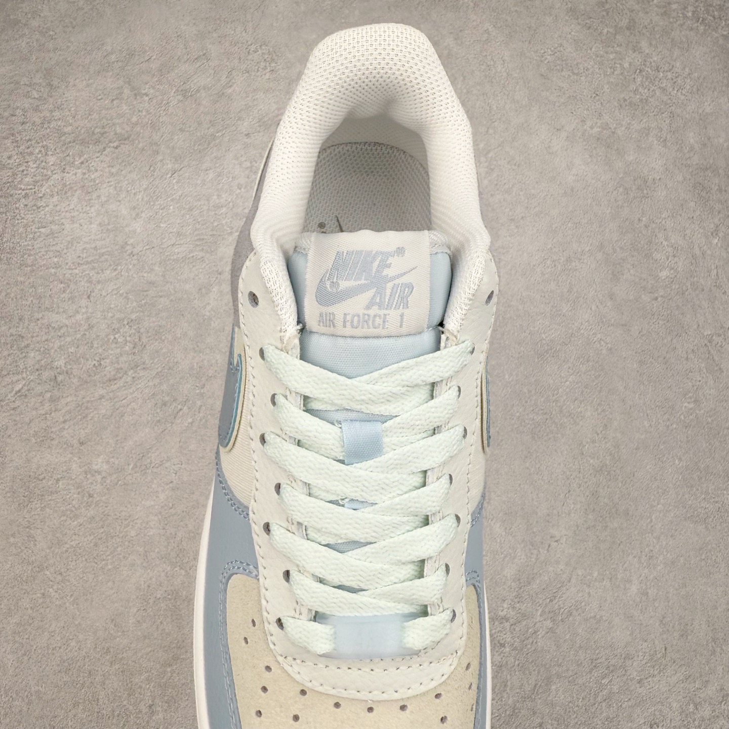 图片[5]-＃XT纯原 NK Air Force 1´07 Low 空军一号低帮百搭休闲运动板鞋 AO2425-400 顶级批次 2022全新楦头鞋型 鱼鳞大底 历时开发三个月 清洁度完美 二维码鞋标 内置芯片及solo气垫 大底高度及其弧度依照正品 钢印 logo刺绣 鞋口弧度 鞋头长度 鞋面冲孔 鞋垫背胶及钢印 完美鞋型对比正品 每一处都是细节满满 柔软、弹性十足的缓震性能和出色的中底设计 横跨复古与现代的外型结合 造就出风靡全球 三十多年的Force 1 直到今天还深受青睐 实拍调校N版已经零色差零失真 百分百还原实物色彩所见即所得 不存在货不对板色差等低级问题 选购参考实物拍摄 不混卖不参货 只用心做好货严格选品 承诺混一赔十 尺码：36 36.5 37.5 38 38.5 39 40 40.5 41 42 42.5 43 44 44.5 45-选品中心