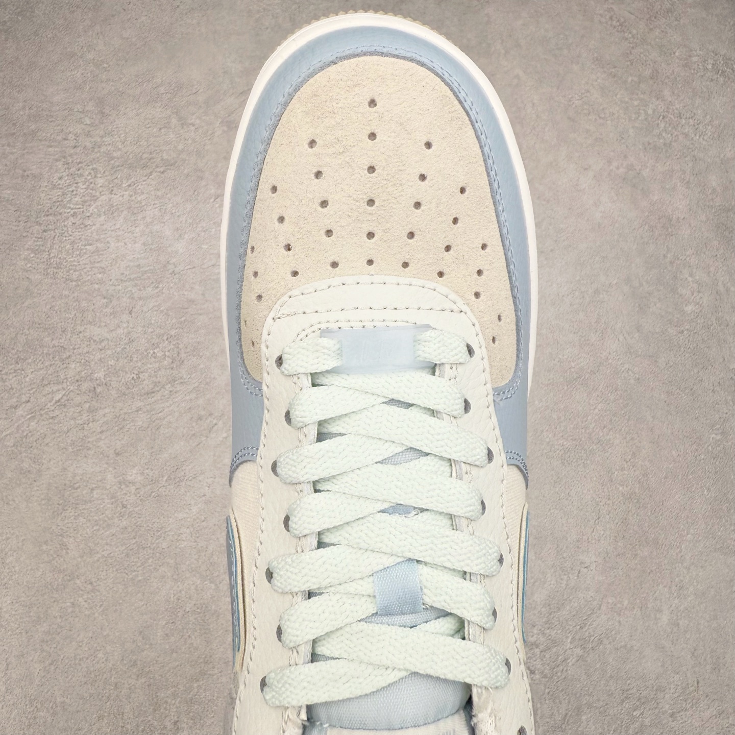 图片[4]-＃XT纯原 NK Air Force 1´07 Low 空军一号低帮百搭休闲运动板鞋 AO2425-400 顶级批次 2022全新楦头鞋型 鱼鳞大底 历时开发三个月 清洁度完美 二维码鞋标 内置芯片及solo气垫 大底高度及其弧度依照正品 钢印 logo刺绣 鞋口弧度 鞋头长度 鞋面冲孔 鞋垫背胶及钢印 完美鞋型对比正品 每一处都是细节满满 柔软、弹性十足的缓震性能和出色的中底设计 横跨复古与现代的外型结合 造就出风靡全球 三十多年的Force 1 直到今天还深受青睐 实拍调校N版已经零色差零失真 百分百还原实物色彩所见即所得 不存在货不对板色差等低级问题 选购参考实物拍摄 不混卖不参货 只用心做好货严格选品 承诺混一赔十 尺码：36 36.5 37.5 38 38.5 39 40 40.5 41 42 42.5 43 44 44.5 45-选品中心