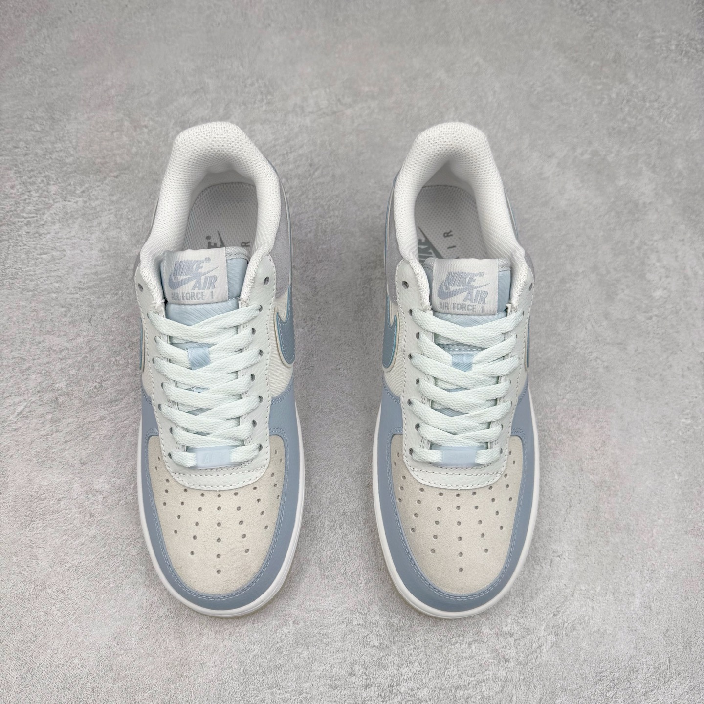 图片[2]-＃XT纯原 NK Air Force 1´07 Low 空军一号低帮百搭休闲运动板鞋 AO2425-400 顶级批次 2022全新楦头鞋型 鱼鳞大底 历时开发三个月 清洁度完美 二维码鞋标 内置芯片及solo气垫 大底高度及其弧度依照正品 钢印 logo刺绣 鞋口弧度 鞋头长度 鞋面冲孔 鞋垫背胶及钢印 完美鞋型对比正品 每一处都是细节满满 柔软、弹性十足的缓震性能和出色的中底设计 横跨复古与现代的外型结合 造就出风靡全球 三十多年的Force 1 直到今天还深受青睐 实拍调校N版已经零色差零失真 百分百还原实物色彩所见即所得 不存在货不对板色差等低级问题 选购参考实物拍摄 不混卖不参货 只用心做好货严格选品 承诺混一赔十 尺码：36 36.5 37.5 38 38.5 39 40 40.5 41 42 42.5 43 44 44.5 45-选品中心