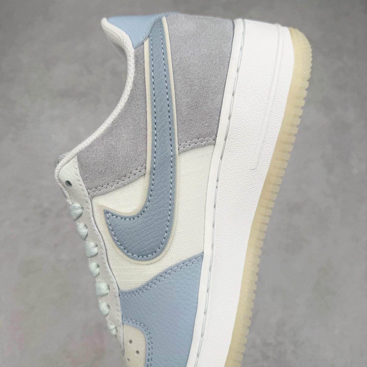 图片[7]-＃XT纯原 NK Air Force 1´07 Low 空军一号低帮百搭休闲运动板鞋 AO2425-400 顶级批次 2022全新楦头鞋型 鱼鳞大底 历时开发三个月 清洁度完美 二维码鞋标 内置芯片及solo气垫 大底高度及其弧度依照正品 钢印 logo刺绣 鞋口弧度 鞋头长度 鞋面冲孔 鞋垫背胶及钢印 完美鞋型对比正品 每一处都是细节满满 柔软、弹性十足的缓震性能和出色的中底设计 横跨复古与现代的外型结合 造就出风靡全球 三十多年的Force 1 直到今天还深受青睐 实拍调校N版已经零色差零失真 百分百还原实物色彩所见即所得 不存在货不对板色差等低级问题 选购参考实物拍摄 不混卖不参货 只用心做好货严格选品 承诺混一赔十 尺码：36 36.5 37.5 38 38.5 39 40 40.5 41 42 42.5 43 44 44.5 45-选品中心
