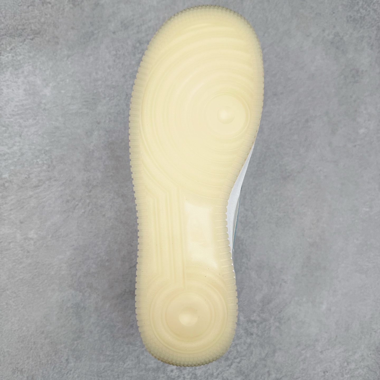 图片[9]-＃XT纯原 NK Air Force 1´07 Low 空军一号低帮百搭休闲运动板鞋 AO2425-400 顶级批次 2022全新楦头鞋型 鱼鳞大底 历时开发三个月 清洁度完美 二维码鞋标 内置芯片及solo气垫 大底高度及其弧度依照正品 钢印 logo刺绣 鞋口弧度 鞋头长度 鞋面冲孔 鞋垫背胶及钢印 完美鞋型对比正品 每一处都是细节满满 柔软、弹性十足的缓震性能和出色的中底设计 横跨复古与现代的外型结合 造就出风靡全球 三十多年的Force 1 直到今天还深受青睐 实拍调校N版已经零色差零失真 百分百还原实物色彩所见即所得 不存在货不对板色差等低级问题 选购参考实物拍摄 不混卖不参货 只用心做好货严格选品 承诺混一赔十 尺码：36 36.5 37.5 38 38.5 39 40 40.5 41 42 42.5 43 44 44.5 45-选品中心