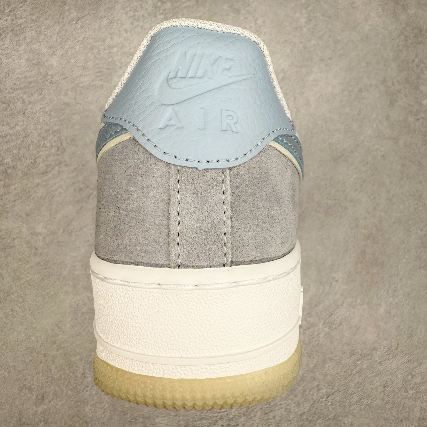 图片[8]-＃XT纯原 NK Air Force 1´07 Low 空军一号低帮百搭休闲运动板鞋 AO2425-400 顶级批次 2022全新楦头鞋型 鱼鳞大底 历时开发三个月 清洁度完美 二维码鞋标 内置芯片及solo气垫 大底高度及其弧度依照正品 钢印 logo刺绣 鞋口弧度 鞋头长度 鞋面冲孔 鞋垫背胶及钢印 完美鞋型对比正品 每一处都是细节满满 柔软、弹性十足的缓震性能和出色的中底设计 横跨复古与现代的外型结合 造就出风靡全球 三十多年的Force 1 直到今天还深受青睐 实拍调校N版已经零色差零失真 百分百还原实物色彩所见即所得 不存在货不对板色差等低级问题 选购参考实物拍摄 不混卖不参货 只用心做好货严格选品 承诺混一赔十 尺码：36 36.5 37.5 38 38.5 39 40 40.5 41 42 42.5 43 44 44.5 45-选品中心