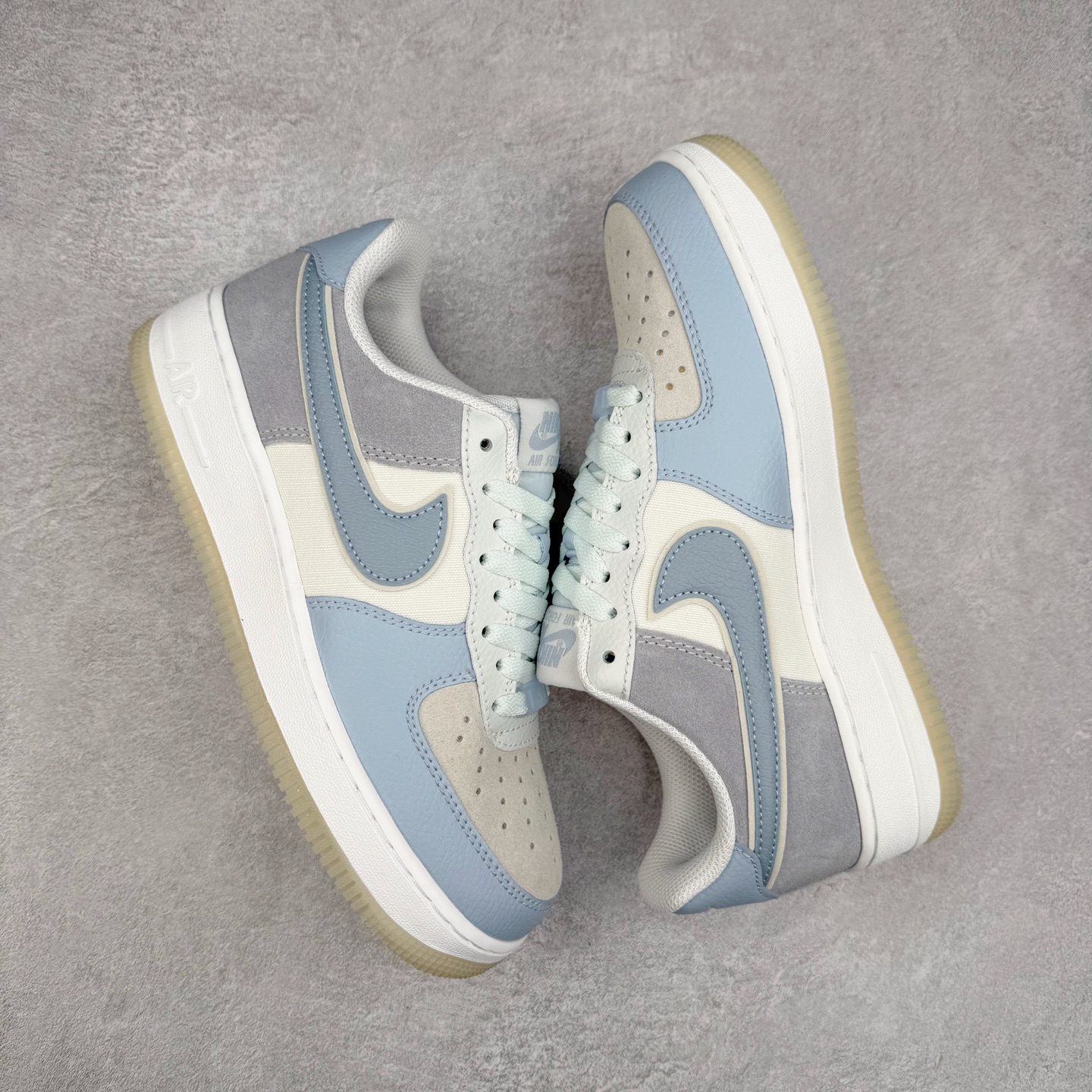 图片[3]-＃XT纯原 NK Air Force 1´07 Low 空军一号低帮百搭休闲运动板鞋 AO2425-400 顶级批次 2022全新楦头鞋型 鱼鳞大底 历时开发三个月 清洁度完美 二维码鞋标 内置芯片及solo气垫 大底高度及其弧度依照正品 钢印 logo刺绣 鞋口弧度 鞋头长度 鞋面冲孔 鞋垫背胶及钢印 完美鞋型对比正品 每一处都是细节满满 柔软、弹性十足的缓震性能和出色的中底设计 横跨复古与现代的外型结合 造就出风靡全球 三十多年的Force 1 直到今天还深受青睐 实拍调校N版已经零色差零失真 百分百还原实物色彩所见即所得 不存在货不对板色差等低级问题 选购参考实物拍摄 不混卖不参货 只用心做好货严格选品 承诺混一赔十 尺码：36 36.5 37.5 38 38.5 39 40 40.5 41 42 42.5 43 44 44.5 45-选品中心