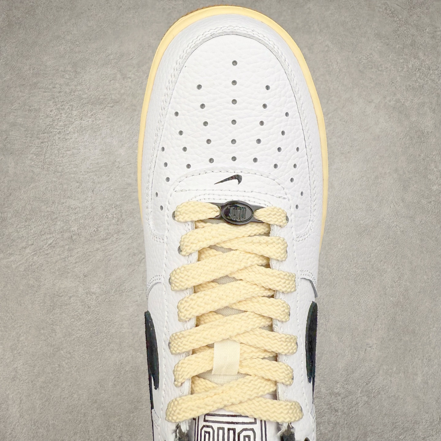 图片[4]-＃XT纯原 NK Air Force 1´07 Low 空军一号低帮百搭休闲运动板鞋 DR0148-101 顶级批次 2022全新楦头鞋型 鱼鳞大底 历时开发三个月 清洁度完美 二维码鞋标 内置芯片及solo气垫 大底高度及其弧度依照正品 钢印 logo刺绣 鞋口弧度 鞋头长度 鞋面冲孔 鞋垫背胶及钢印 完美鞋型对比正品 每一处都是细节满满 柔软、弹性十足的缓震性能和出色的中底设计 横跨复古与现代的外型结合 造就出风靡全球 三十多年的Force 1 直到今天还深受青睐 实拍调校N版已经零色差零失真 百分百还原实物色彩所见即所得 不存在货不对板色差等低级问题 选购参考实物拍摄 不混卖不参货 只用心做好货严格选品 承诺混一赔十 尺码：36 36.5 37.5 38 38.5 39 40 40.5 41 42 42.5 43 44 44.5 45-选品中心