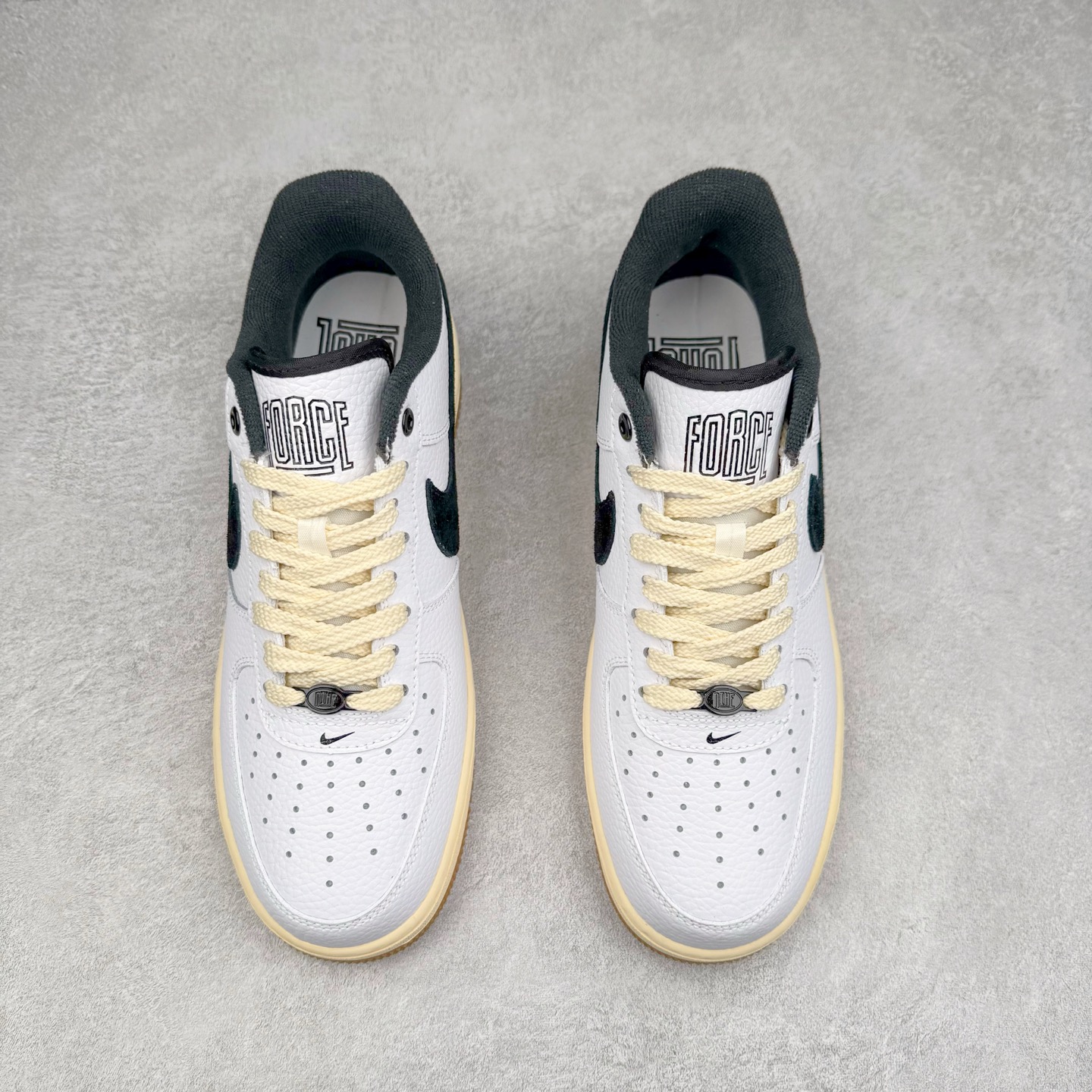 图片[2]-＃XT纯原 NK Air Force 1´07 Low 空军一号低帮百搭休闲运动板鞋 DR0148-101 顶级批次 2022全新楦头鞋型 鱼鳞大底 历时开发三个月 清洁度完美 二维码鞋标 内置芯片及solo气垫 大底高度及其弧度依照正品 钢印 logo刺绣 鞋口弧度 鞋头长度 鞋面冲孔 鞋垫背胶及钢印 完美鞋型对比正品 每一处都是细节满满 柔软、弹性十足的缓震性能和出色的中底设计 横跨复古与现代的外型结合 造就出风靡全球 三十多年的Force 1 直到今天还深受青睐 实拍调校N版已经零色差零失真 百分百还原实物色彩所见即所得 不存在货不对板色差等低级问题 选购参考实物拍摄 不混卖不参货 只用心做好货严格选品 承诺混一赔十 尺码：36 36.5 37.5 38 38.5 39 40 40.5 41 42 42.5 43 44 44.5 45-选品中心