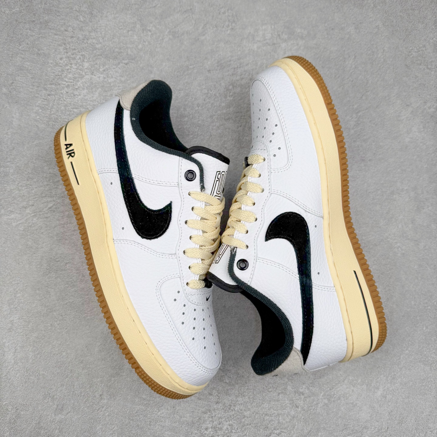 图片[3]-＃XT纯原 NK Air Force 1´07 Low 空军一号低帮百搭休闲运动板鞋 DR0148-101 顶级批次 2022全新楦头鞋型 鱼鳞大底 历时开发三个月 清洁度完美 二维码鞋标 内置芯片及solo气垫 大底高度及其弧度依照正品 钢印 logo刺绣 鞋口弧度 鞋头长度 鞋面冲孔 鞋垫背胶及钢印 完美鞋型对比正品 每一处都是细节满满 柔软、弹性十足的缓震性能和出色的中底设计 横跨复古与现代的外型结合 造就出风靡全球 三十多年的Force 1 直到今天还深受青睐 实拍调校N版已经零色差零失真 百分百还原实物色彩所见即所得 不存在货不对板色差等低级问题 选购参考实物拍摄 不混卖不参货 只用心做好货严格选品 承诺混一赔十 尺码：36 36.5 37.5 38 38.5 39 40 40.5 41 42 42.5 43 44 44.5 45-选品中心