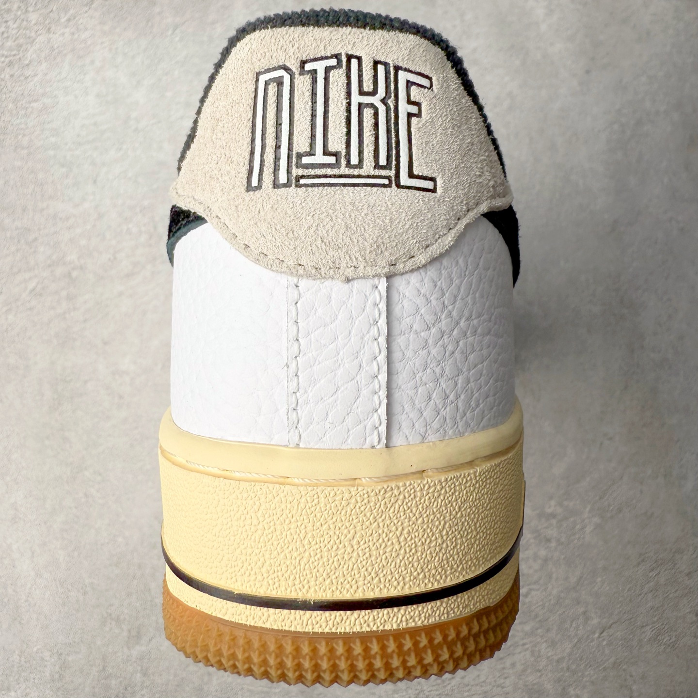 图片[8]-＃XT纯原 NK Air Force 1´07 Low 空军一号低帮百搭休闲运动板鞋 DR0148-101 顶级批次 2022全新楦头鞋型 鱼鳞大底 历时开发三个月 清洁度完美 二维码鞋标 内置芯片及solo气垫 大底高度及其弧度依照正品 钢印 logo刺绣 鞋口弧度 鞋头长度 鞋面冲孔 鞋垫背胶及钢印 完美鞋型对比正品 每一处都是细节满满 柔软、弹性十足的缓震性能和出色的中底设计 横跨复古与现代的外型结合 造就出风靡全球 三十多年的Force 1 直到今天还深受青睐 实拍调校N版已经零色差零失真 百分百还原实物色彩所见即所得 不存在货不对板色差等低级问题 选购参考实物拍摄 不混卖不参货 只用心做好货严格选品 承诺混一赔十 尺码：36 36.5 37.5 38 38.5 39 40 40.5 41 42 42.5 43 44 44.5 45-选品中心