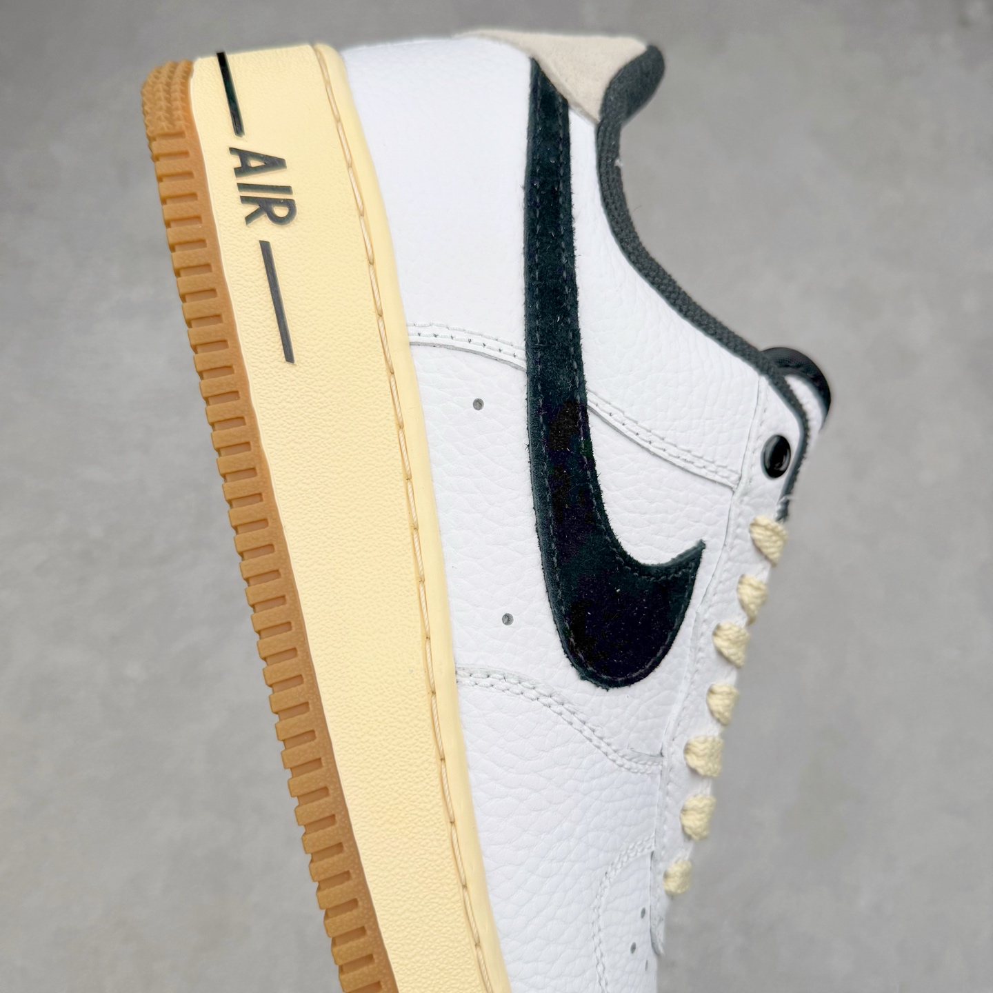 图片[6]-＃XT纯原 NK Air Force 1´07 Low 空军一号低帮百搭休闲运动板鞋 DR0148-101 顶级批次 2022全新楦头鞋型 鱼鳞大底 历时开发三个月 清洁度完美 二维码鞋标 内置芯片及solo气垫 大底高度及其弧度依照正品 钢印 logo刺绣 鞋口弧度 鞋头长度 鞋面冲孔 鞋垫背胶及钢印 完美鞋型对比正品 每一处都是细节满满 柔软、弹性十足的缓震性能和出色的中底设计 横跨复古与现代的外型结合 造就出风靡全球 三十多年的Force 1 直到今天还深受青睐 实拍调校N版已经零色差零失真 百分百还原实物色彩所见即所得 不存在货不对板色差等低级问题 选购参考实物拍摄 不混卖不参货 只用心做好货严格选品 承诺混一赔十 尺码：36 36.5 37.5 38 38.5 39 40 40.5 41 42 42.5 43 44 44.5 45-选品中心