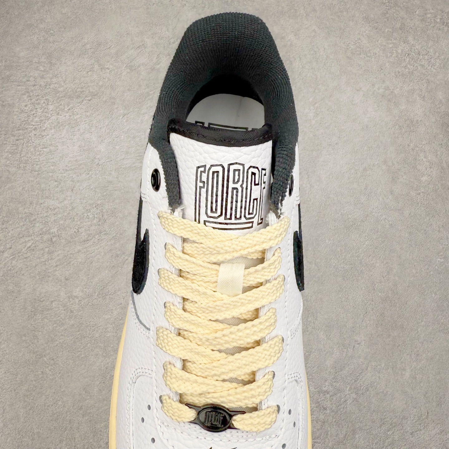 图片[5]-＃XT纯原 NK Air Force 1´07 Low 空军一号低帮百搭休闲运动板鞋 DR0148-101 顶级批次 2022全新楦头鞋型 鱼鳞大底 历时开发三个月 清洁度完美 二维码鞋标 内置芯片及solo气垫 大底高度及其弧度依照正品 钢印 logo刺绣 鞋口弧度 鞋头长度 鞋面冲孔 鞋垫背胶及钢印 完美鞋型对比正品 每一处都是细节满满 柔软、弹性十足的缓震性能和出色的中底设计 横跨复古与现代的外型结合 造就出风靡全球 三十多年的Force 1 直到今天还深受青睐 实拍调校N版已经零色差零失真 百分百还原实物色彩所见即所得 不存在货不对板色差等低级问题 选购参考实物拍摄 不混卖不参货 只用心做好货严格选品 承诺混一赔十 尺码：36 36.5 37.5 38 38.5 39 40 40.5 41 42 42.5 43 44 44.5 45-选品中心