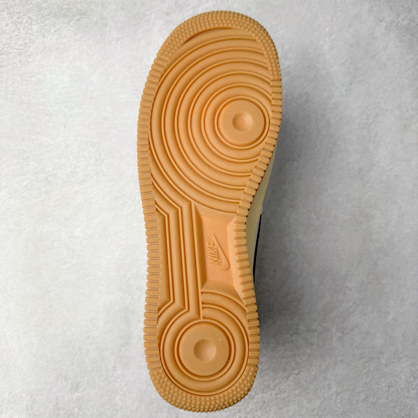 图片[9]-＃XT纯原 NK Air Force 1´07 Low 空军一号低帮百搭休闲运动板鞋 DR0148-101 顶级批次 2022全新楦头鞋型 鱼鳞大底 历时开发三个月 清洁度完美 二维码鞋标 内置芯片及solo气垫 大底高度及其弧度依照正品 钢印 logo刺绣 鞋口弧度 鞋头长度 鞋面冲孔 鞋垫背胶及钢印 完美鞋型对比正品 每一处都是细节满满 柔软、弹性十足的缓震性能和出色的中底设计 横跨复古与现代的外型结合 造就出风靡全球 三十多年的Force 1 直到今天还深受青睐 实拍调校N版已经零色差零失真 百分百还原实物色彩所见即所得 不存在货不对板色差等低级问题 选购参考实物拍摄 不混卖不参货 只用心做好货严格选品 承诺混一赔十 尺码：36 36.5 37.5 38 38.5 39 40 40.5 41 42 42.5 43 44 44.5 45-选品中心