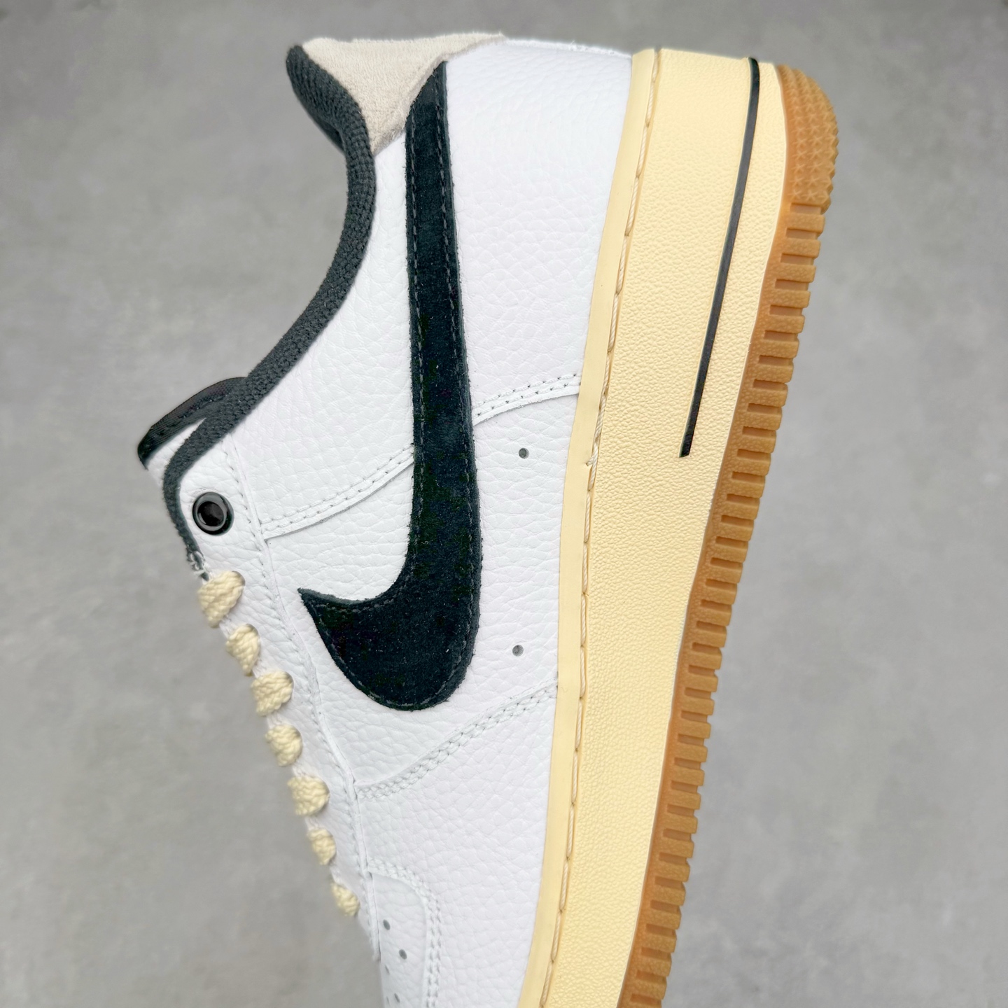 图片[7]-＃XT纯原 NK Air Force 1´07 Low 空军一号低帮百搭休闲运动板鞋 DR0148-101 顶级批次 2022全新楦头鞋型 鱼鳞大底 历时开发三个月 清洁度完美 二维码鞋标 内置芯片及solo气垫 大底高度及其弧度依照正品 钢印 logo刺绣 鞋口弧度 鞋头长度 鞋面冲孔 鞋垫背胶及钢印 完美鞋型对比正品 每一处都是细节满满 柔软、弹性十足的缓震性能和出色的中底设计 横跨复古与现代的外型结合 造就出风靡全球 三十多年的Force 1 直到今天还深受青睐 实拍调校N版已经零色差零失真 百分百还原实物色彩所见即所得 不存在货不对板色差等低级问题 选购参考实物拍摄 不混卖不参货 只用心做好货严格选品 承诺混一赔十 尺码：36 36.5 37.5 38 38.5 39 40 40.5 41 42 42.5 43 44 44.5 45-选品中心