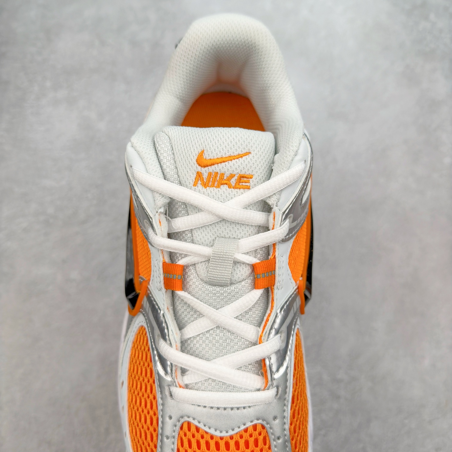 图片[5]-NK V5 RNR 舒适百搭防滑耐磨低帮跑步鞋 HJ5228-800 舒适有型适合日常穿着 该鞋款延续千禧年经典设计搭载泡绵中底 厚实而轻盈匠心细节巧搭立体耐克勾标志焕新演绎复古跑鞋 鞋款从千禧年美学汲取灵感 混搭多种材质突显层次感立体感和传统跑步风范 尺码：36 36.5 37.5 38 38.5 39 40 40.5 41 42 42.5 43 44 44.5 45-选品中心