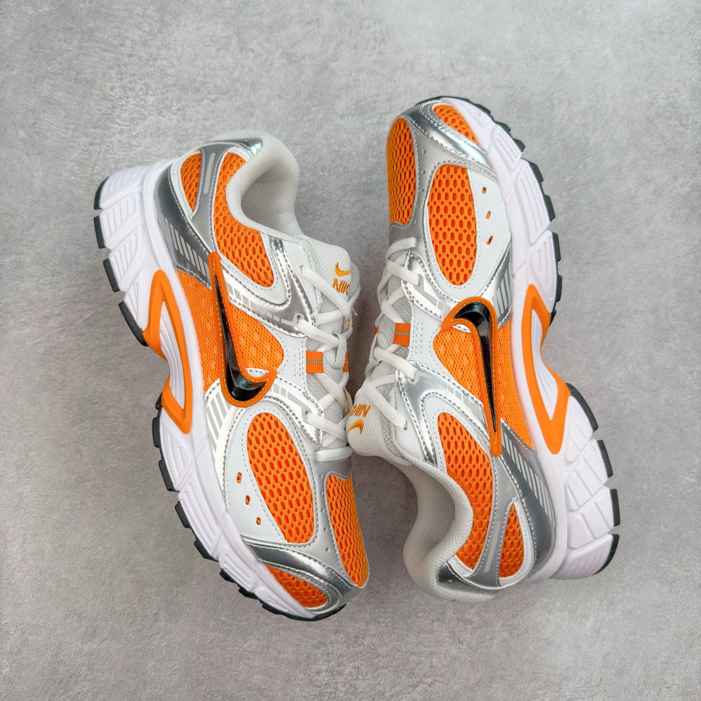 图片[3]-NK V5 RNR 舒适百搭防滑耐磨低帮跑步鞋 HJ5228-800 舒适有型适合日常穿着 该鞋款延续千禧年经典设计搭载泡绵中底 厚实而轻盈匠心细节巧搭立体耐克勾标志焕新演绎复古跑鞋 鞋款从千禧年美学汲取灵感 混搭多种材质突显层次感立体感和传统跑步风范 尺码：36 36.5 37.5 38 38.5 39 40 40.5 41 42 42.5 43 44 44.5 45-选品中心