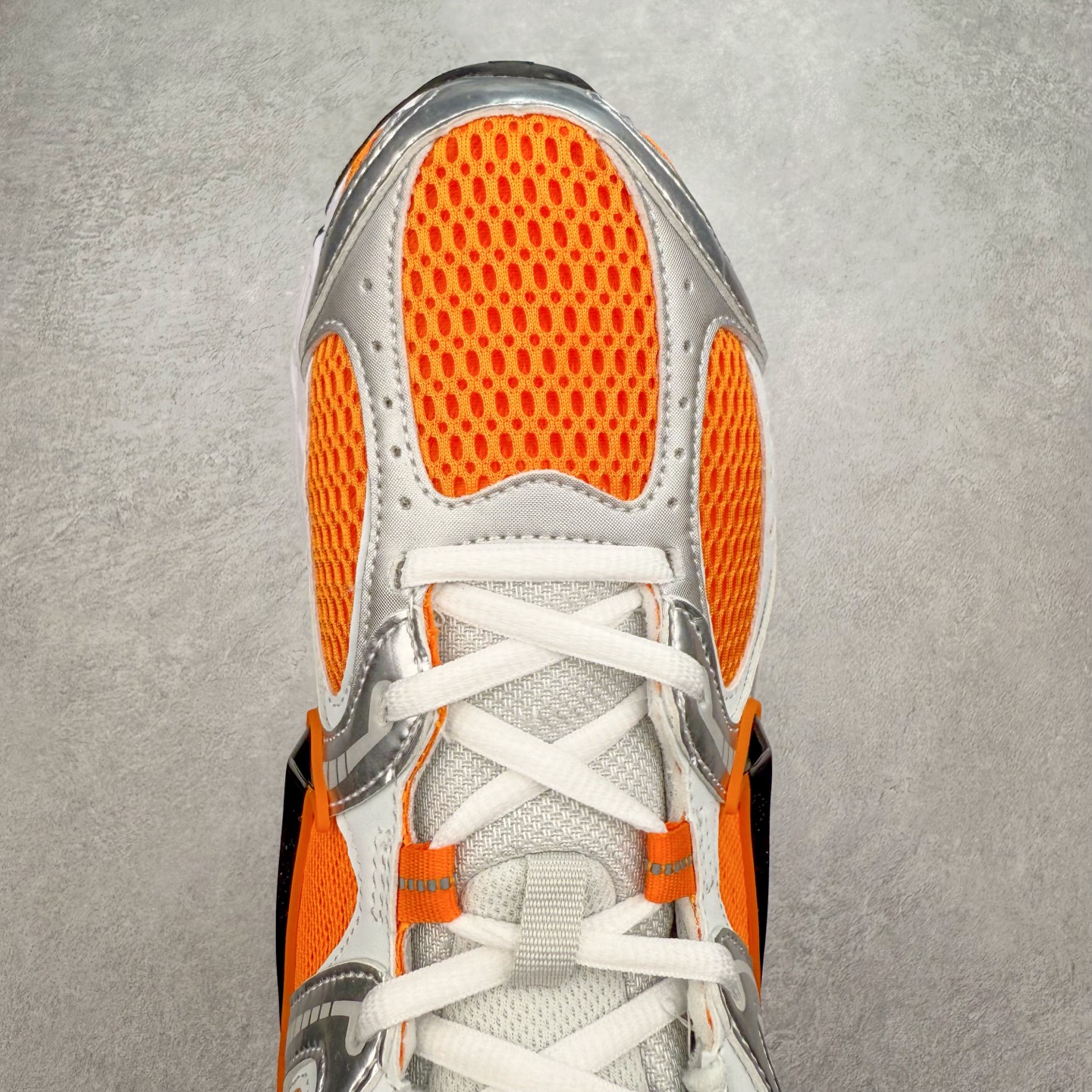 图片[4]-NK V5 RNR 舒适百搭防滑耐磨低帮跑步鞋 HJ5228-800 舒适有型适合日常穿着 该鞋款延续千禧年经典设计搭载泡绵中底 厚实而轻盈匠心细节巧搭立体耐克勾标志焕新演绎复古跑鞋 鞋款从千禧年美学汲取灵感 混搭多种材质突显层次感立体感和传统跑步风范 尺码：36 36.5 37.5 38 38.5 39 40 40.5 41 42 42.5 43 44 44.5 45-选品中心