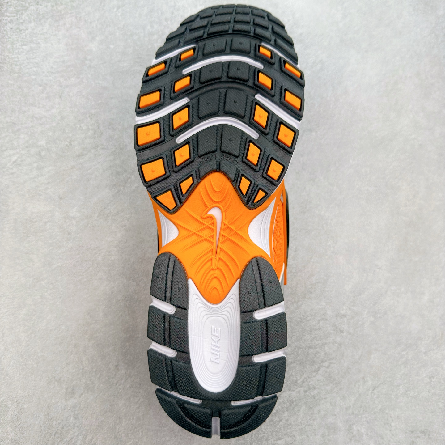 图片[9]-NK V5 RNR 舒适百搭防滑耐磨低帮跑步鞋 HJ5228-800 舒适有型适合日常穿着 该鞋款延续千禧年经典设计搭载泡绵中底 厚实而轻盈匠心细节巧搭立体耐克勾标志焕新演绎复古跑鞋 鞋款从千禧年美学汲取灵感 混搭多种材质突显层次感立体感和传统跑步风范 尺码：36 36.5 37.5 38 38.5 39 40 40.5 41 42 42.5 43 44 44.5 45-选品中心