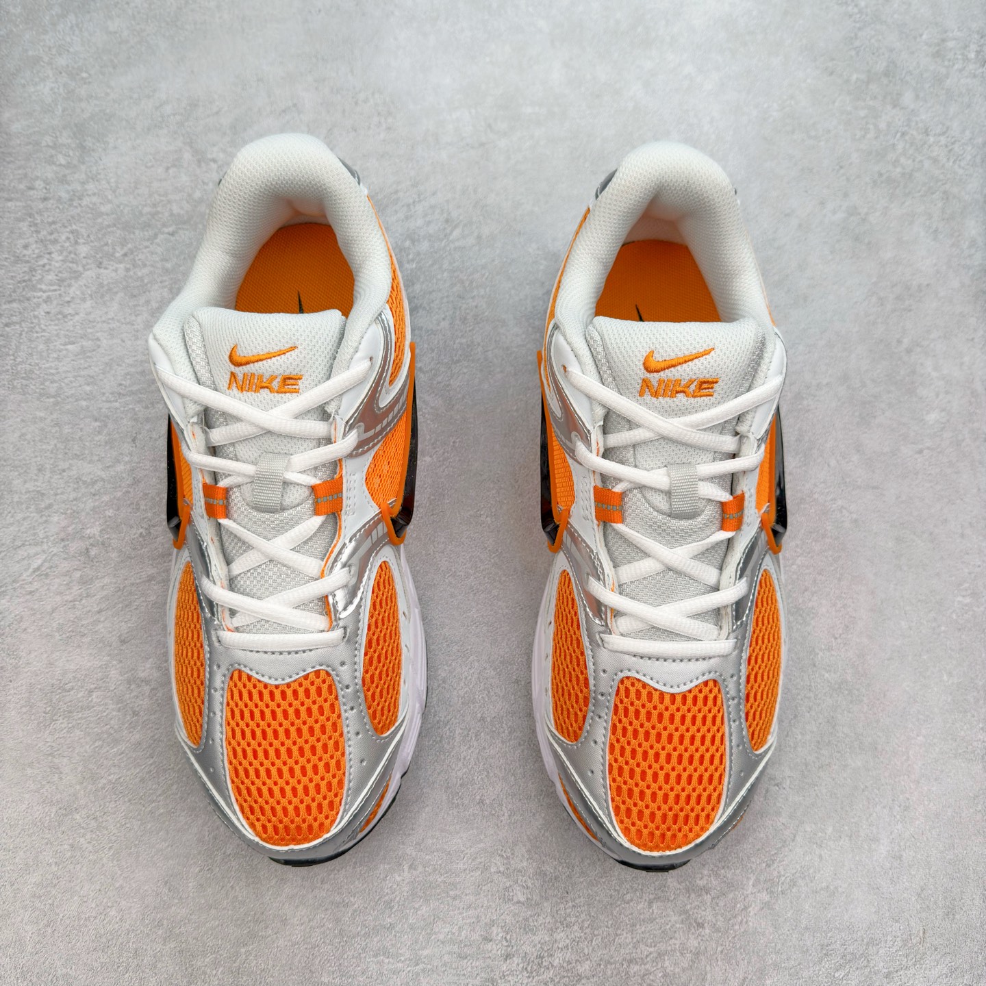 图片[2]-NK V5 RNR 舒适百搭防滑耐磨低帮跑步鞋 HJ5228-800 舒适有型适合日常穿着 该鞋款延续千禧年经典设计搭载泡绵中底 厚实而轻盈匠心细节巧搭立体耐克勾标志焕新演绎复古跑鞋 鞋款从千禧年美学汲取灵感 混搭多种材质突显层次感立体感和传统跑步风范 尺码：36 36.5 37.5 38 38.5 39 40 40.5 41 42 42.5 43 44 44.5 45-选品中心