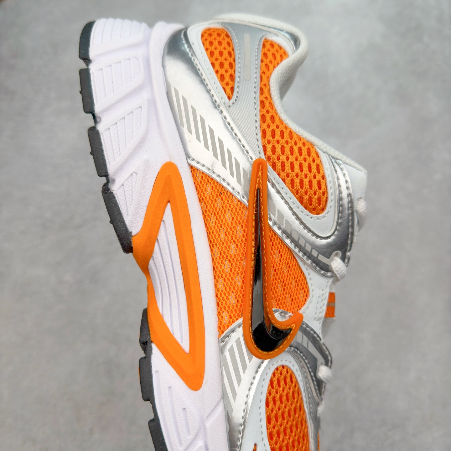 图片[6]-NK V5 RNR 舒适百搭防滑耐磨低帮跑步鞋 HJ5228-800 舒适有型适合日常穿着 该鞋款延续千禧年经典设计搭载泡绵中底 厚实而轻盈匠心细节巧搭立体耐克勾标志焕新演绎复古跑鞋 鞋款从千禧年美学汲取灵感 混搭多种材质突显层次感立体感和传统跑步风范 尺码：36 36.5 37.5 38 38.5 39 40 40.5 41 42 42.5 43 44 44.5 45-选品中心