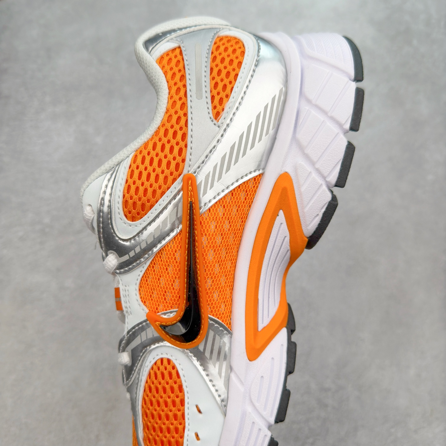 图片[7]-NK V5 RNR 舒适百搭防滑耐磨低帮跑步鞋 HJ5228-800 舒适有型适合日常穿着 该鞋款延续千禧年经典设计搭载泡绵中底 厚实而轻盈匠心细节巧搭立体耐克勾标志焕新演绎复古跑鞋 鞋款从千禧年美学汲取灵感 混搭多种材质突显层次感立体感和传统跑步风范 尺码：36 36.5 37.5 38 38.5 39 40 40.5 41 42 42.5 43 44 44.5 45-选品中心