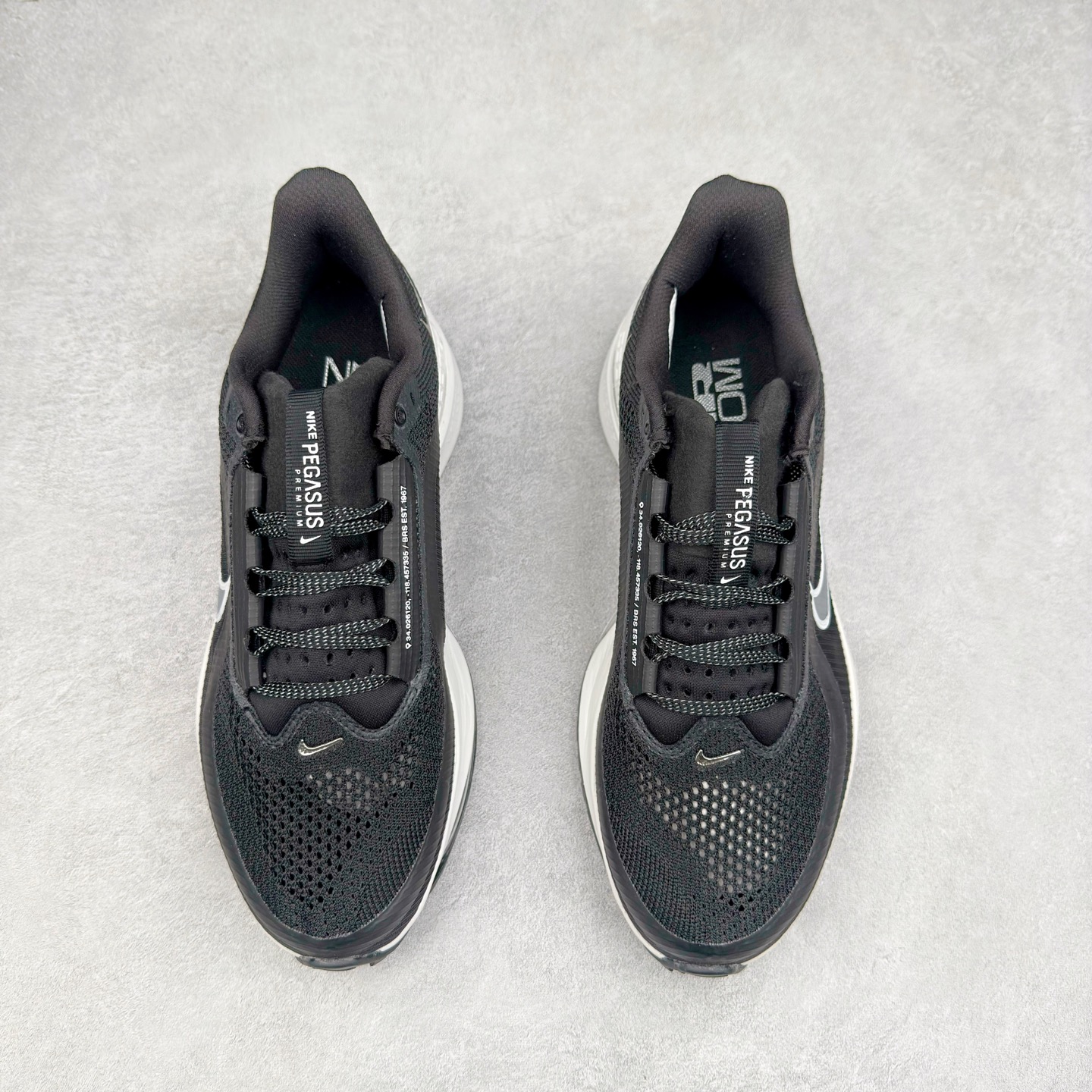 图片[2]-NK Pegasus Premium 飞马全掌气垫跑步运动鞋 气垫的究极进化 NIKE2025新王炸 • 在特有Air科技加持下，耐克带来全新Pegasus Premium。这款跑鞋在传承耐克飞马（Pegasus）系列标志性的缓震功能的同时，将首次搭载耐克的塑型可视化Air Zoom气垫单元。• 塑型Air Zoom气垫单元贴合脚部的自然轮廓，帮助跑者在从后跟到脚趾的过渡中能够有效传递力量，带来一种前所未有的轻盈、顺畅回馈体验。中底采用ZoomX泡绵，后跟则使用ReactX泡绵，为跑者提供稳定流畅的推进感。• 塑型可视化Air Zoom气垫单元和精心配置的泡绵组合，让Pegasus Premium成为耐克飞马系列中颇具能量回馈的鞋款。• 全新Pegasus Premium不仅展示了耐克势头强劲的创新周期，证明了其特有的Air科技的强大实力，更体现了耐克倾听和服务运动员的能力。尺码：36 36.5 37.5 38 38.5 39 40 40.5 41 42 42.5 43 44 44.5 45-选品中心