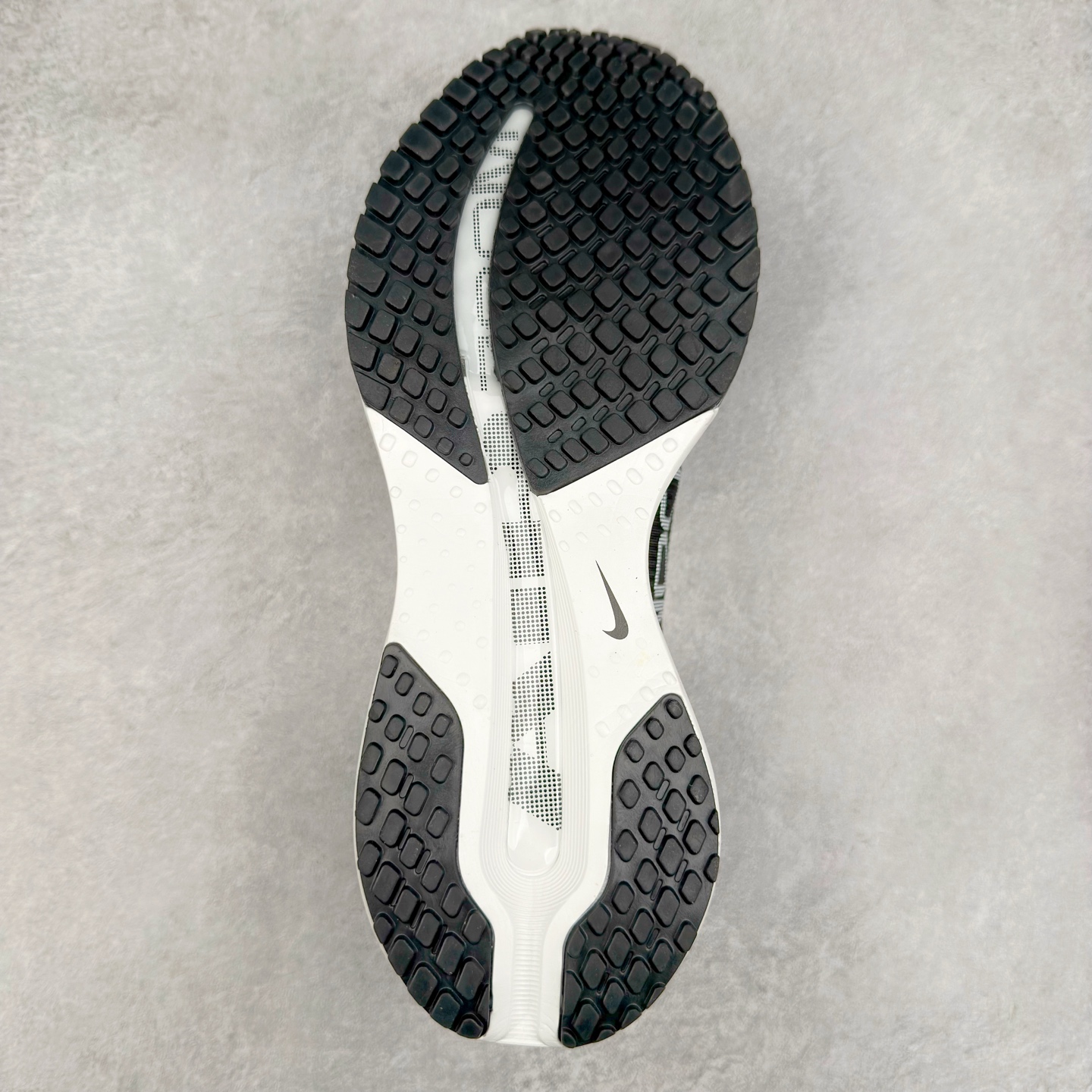 图片[9]-NK Pegasus Premium 飞马全掌气垫跑步运动鞋 气垫的究极进化 NIKE2025新王炸 • 在特有Air科技加持下，耐克带来全新Pegasus Premium。这款跑鞋在传承耐克飞马（Pegasus）系列标志性的缓震功能的同时，将首次搭载耐克的塑型可视化Air Zoom气垫单元。• 塑型Air Zoom气垫单元贴合脚部的自然轮廓，帮助跑者在从后跟到脚趾的过渡中能够有效传递力量，带来一种前所未有的轻盈、顺畅回馈体验。中底采用ZoomX泡绵，后跟则使用ReactX泡绵，为跑者提供稳定流畅的推进感。• 塑型可视化Air Zoom气垫单元和精心配置的泡绵组合，让Pegasus Premium成为耐克飞马系列中颇具能量回馈的鞋款。• 全新Pegasus Premium不仅展示了耐克势头强劲的创新周期，证明了其特有的Air科技的强大实力，更体现了耐克倾听和服务运动员的能力。尺码：36 36.5 37.5 38 38.5 39 40 40.5 41 42 42.5 43 44 44.5 45-选品中心