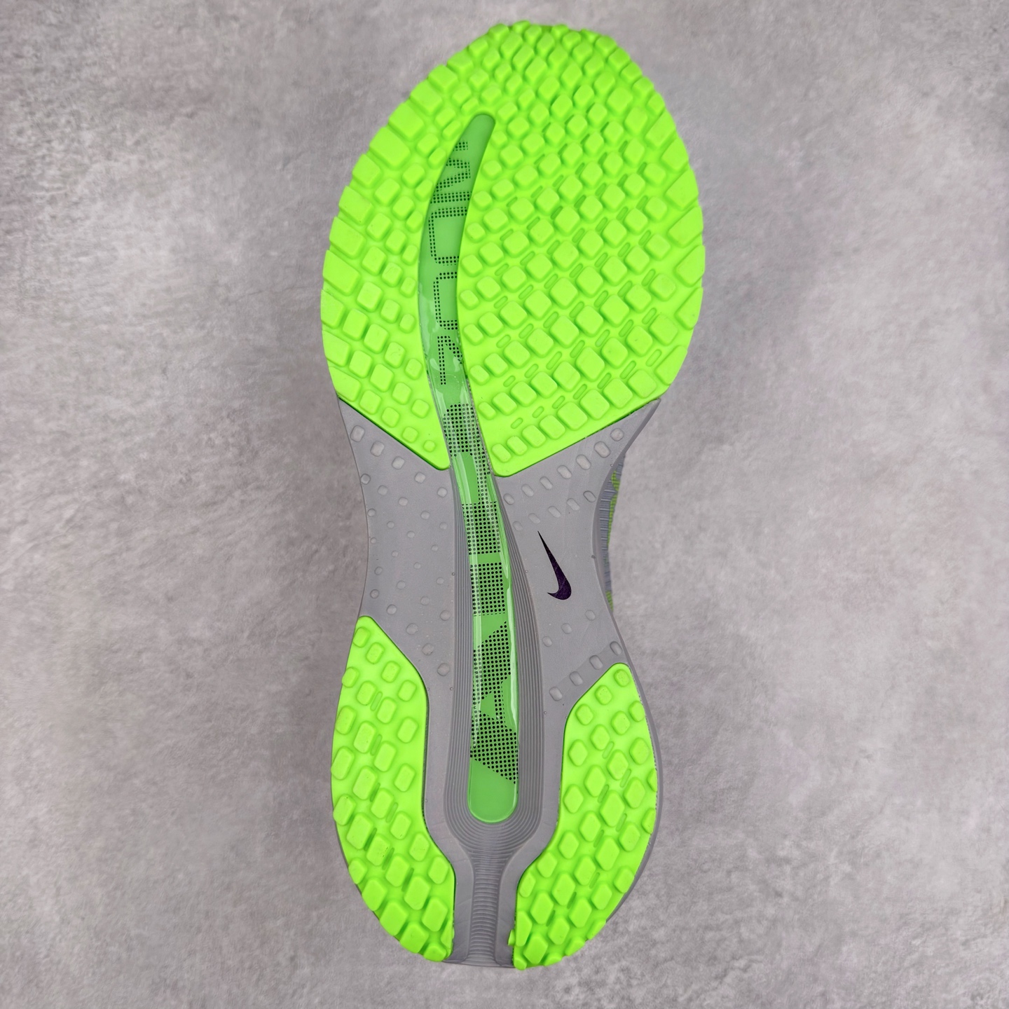 图片[9]-NK Pegasus Premium 飞马全掌气垫跑步运动鞋 气垫的究极进化 NIKE2025新王炸 • 在特有Air科技加持下，耐克带来全新Pegasus Premium。这款跑鞋在传承耐克飞马（Pegasus）系列标志性的缓震功能的同时，将首次搭载耐克的塑型可视化Air Zoom气垫单元。• 塑型Air Zoom气垫单元贴合脚部的自然轮廓，帮助跑者在从后跟到脚趾的过渡中能够有效传递力量，带来一种前所未有的轻盈、顺畅回馈体验。中底采用ZoomX泡绵，后跟则使用ReactX泡绵，为跑者提供稳定流畅的推进感。• 塑型可视化Air Zoom气垫单元和精心配置的泡绵组合，让Pegasus Premium成为耐克飞马系列中颇具能量回馈的鞋款。• 全新Pegasus Premium不仅展示了耐克势头强劲的创新周期，证明了其特有的Air科技的强大实力，更体现了耐克倾听和服务运动员的能力。尺码：36 36.5 37.5 38 38.5 39 40 40.5 41 42 42.5 43 44 44.5 45-选品中心