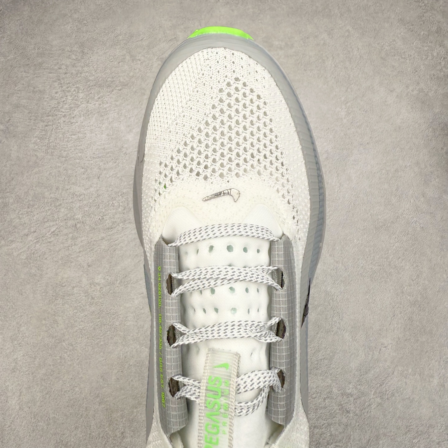 图片[4]-NK Pegasus Premium 飞马全掌气垫跑步运动鞋 气垫的究极进化 NIKE2025新王炸 • 在特有Air科技加持下，耐克带来全新Pegasus Premium。这款跑鞋在传承耐克飞马（Pegasus）系列标志性的缓震功能的同时，将首次搭载耐克的塑型可视化Air Zoom气垫单元。• 塑型Air Zoom气垫单元贴合脚部的自然轮廓，帮助跑者在从后跟到脚趾的过渡中能够有效传递力量，带来一种前所未有的轻盈、顺畅回馈体验。中底采用ZoomX泡绵，后跟则使用ReactX泡绵，为跑者提供稳定流畅的推进感。• 塑型可视化Air Zoom气垫单元和精心配置的泡绵组合，让Pegasus Premium成为耐克飞马系列中颇具能量回馈的鞋款。• 全新Pegasus Premium不仅展示了耐克势头强劲的创新周期，证明了其特有的Air科技的强大实力，更体现了耐克倾听和服务运动员的能力。尺码：36 36.5 37.5 38 38.5 39 40 40.5 41 42 42.5 43 44 44.5 45-选品中心