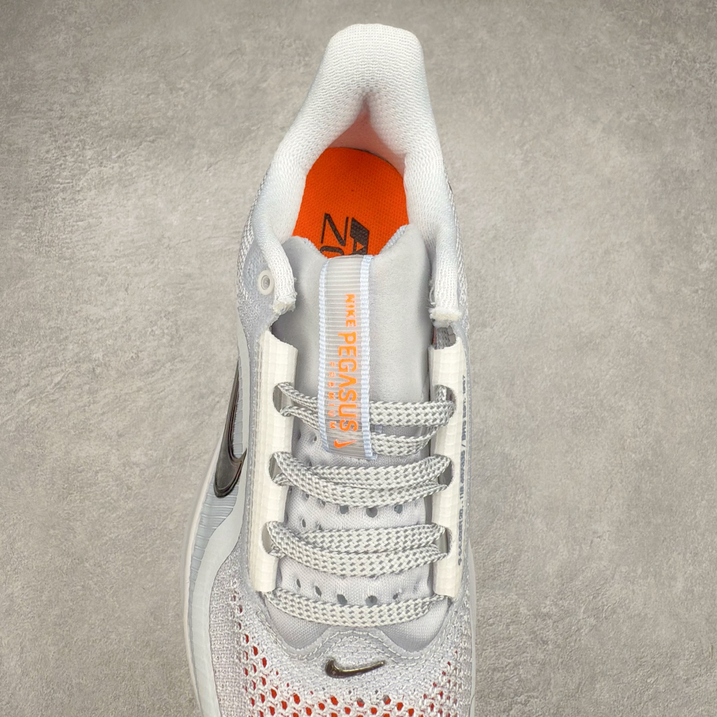 图片[5]-NK Pegasus Premium 飞马全掌气垫跑步运动鞋 气垫的究极进化 NIKE2025新王炸 • 在特有Air科技加持下，耐克带来全新Pegasus Premium。这款跑鞋在传承耐克飞马（Pegasus）系列标志性的缓震功能的同时，将首次搭载耐克的塑型可视化Air Zoom气垫单元。• 塑型Air Zoom气垫单元贴合脚部的自然轮廓，帮助跑者在从后跟到脚趾的过渡中能够有效传递力量，带来一种前所未有的轻盈、顺畅回馈体验。中底采用ZoomX泡绵，后跟则使用ReactX泡绵，为跑者提供稳定流畅的推进感。• 塑型可视化Air Zoom气垫单元和精心配置的泡绵组合，让Pegasus Premium成为耐克飞马系列中颇具能量回馈的鞋款。• 全新Pegasus Premium不仅展示了耐克势头强劲的创新周期，证明了其特有的Air科技的强大实力，更体现了耐克倾听和服务运动员的能力。尺码：36 36.5 37.5 38 38.5 39 40 40.5 41 42 42.5 43 44 44.5 45-选品中心