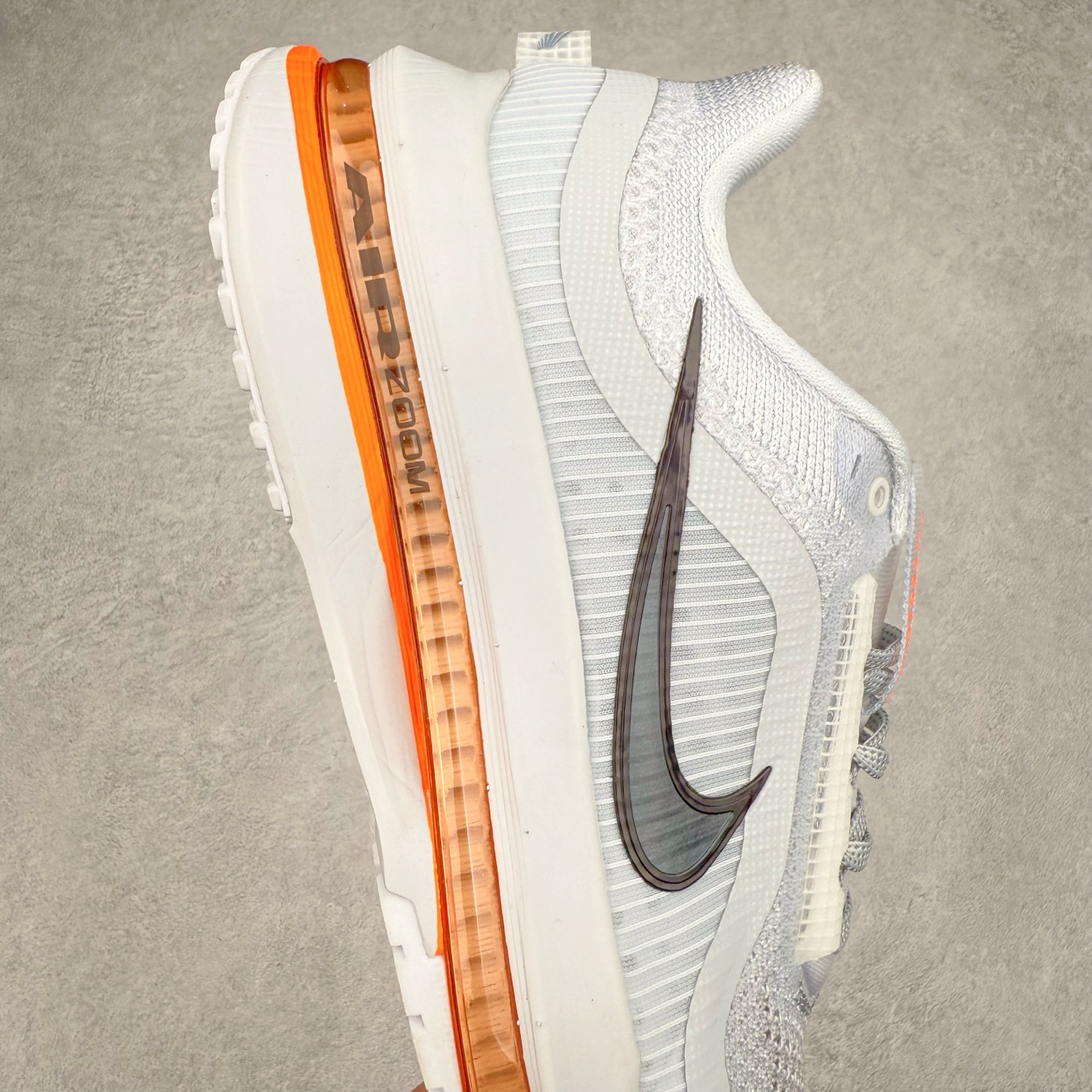 图片[6]-NK Pegasus Premium 飞马全掌气垫跑步运动鞋 气垫的究极进化 NIKE2025新王炸 • 在特有Air科技加持下，耐克带来全新Pegasus Premium。这款跑鞋在传承耐克飞马（Pegasus）系列标志性的缓震功能的同时，将首次搭载耐克的塑型可视化Air Zoom气垫单元。• 塑型Air Zoom气垫单元贴合脚部的自然轮廓，帮助跑者在从后跟到脚趾的过渡中能够有效传递力量，带来一种前所未有的轻盈、顺畅回馈体验。中底采用ZoomX泡绵，后跟则使用ReactX泡绵，为跑者提供稳定流畅的推进感。• 塑型可视化Air Zoom气垫单元和精心配置的泡绵组合，让Pegasus Premium成为耐克飞马系列中颇具能量回馈的鞋款。• 全新Pegasus Premium不仅展示了耐克势头强劲的创新周期，证明了其特有的Air科技的强大实力，更体现了耐克倾听和服务运动员的能力。尺码：36 36.5 37.5 38 38.5 39 40 40.5 41 42 42.5 43 44 44.5 45-选品中心