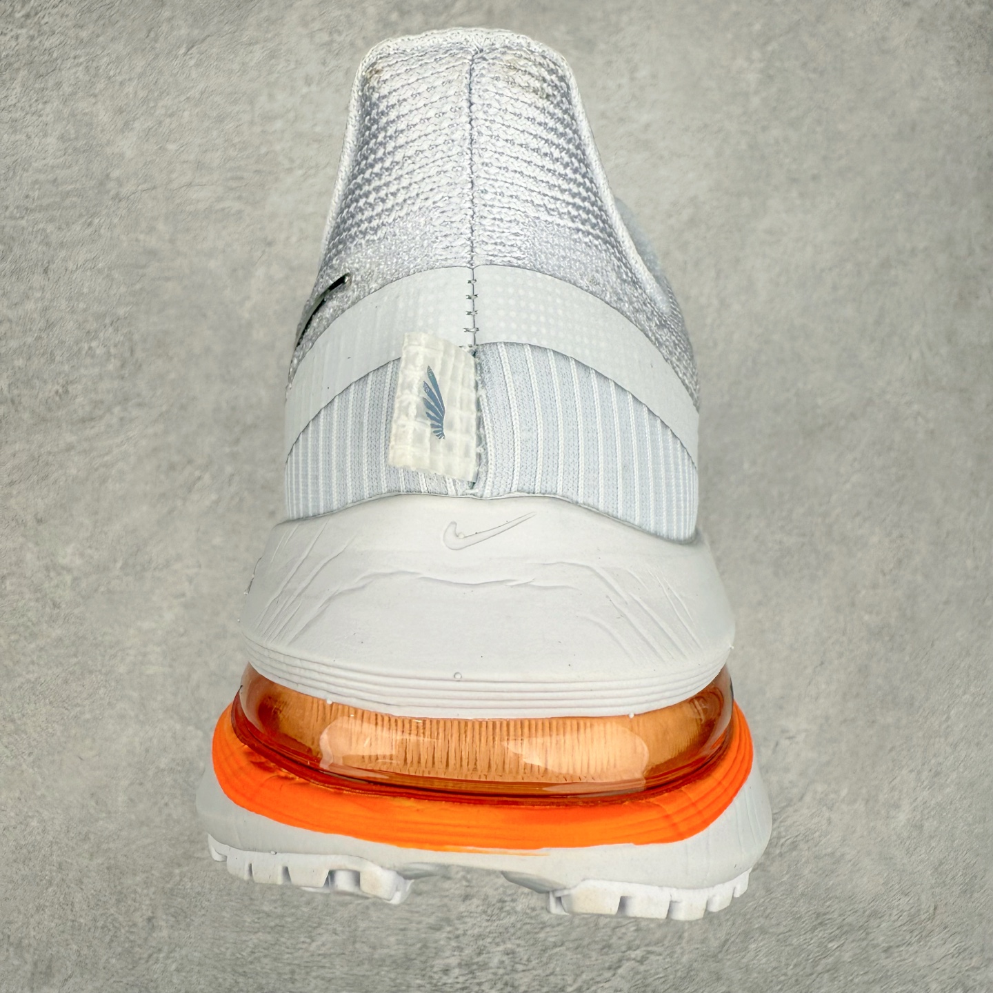 图片[8]-NK Pegasus Premium 飞马全掌气垫跑步运动鞋 气垫的究极进化 NIKE2025新王炸 • 在特有Air科技加持下，耐克带来全新Pegasus Premium。这款跑鞋在传承耐克飞马（Pegasus）系列标志性的缓震功能的同时，将首次搭载耐克的塑型可视化Air Zoom气垫单元。• 塑型Air Zoom气垫单元贴合脚部的自然轮廓，帮助跑者在从后跟到脚趾的过渡中能够有效传递力量，带来一种前所未有的轻盈、顺畅回馈体验。中底采用ZoomX泡绵，后跟则使用ReactX泡绵，为跑者提供稳定流畅的推进感。• 塑型可视化Air Zoom气垫单元和精心配置的泡绵组合，让Pegasus Premium成为耐克飞马系列中颇具能量回馈的鞋款。• 全新Pegasus Premium不仅展示了耐克势头强劲的创新周期，证明了其特有的Air科技的强大实力，更体现了耐克倾听和服务运动员的能力。尺码：36 36.5 37.5 38 38.5 39 40 40.5 41 42 42.5 43 44 44.5 45-选品中心