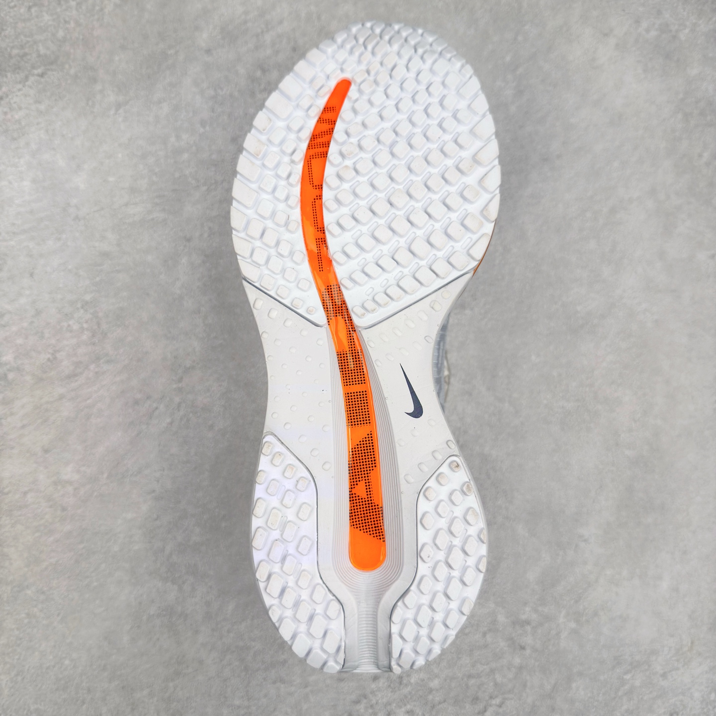 图片[9]-NK Pegasus Premium 飞马全掌气垫跑步运动鞋 气垫的究极进化 NIKE2025新王炸 • 在特有Air科技加持下，耐克带来全新Pegasus Premium。这款跑鞋在传承耐克飞马（Pegasus）系列标志性的缓震功能的同时，将首次搭载耐克的塑型可视化Air Zoom气垫单元。• 塑型Air Zoom气垫单元贴合脚部的自然轮廓，帮助跑者在从后跟到脚趾的过渡中能够有效传递力量，带来一种前所未有的轻盈、顺畅回馈体验。中底采用ZoomX泡绵，后跟则使用ReactX泡绵，为跑者提供稳定流畅的推进感。• 塑型可视化Air Zoom气垫单元和精心配置的泡绵组合，让Pegasus Premium成为耐克飞马系列中颇具能量回馈的鞋款。• 全新Pegasus Premium不仅展示了耐克势头强劲的创新周期，证明了其特有的Air科技的强大实力，更体现了耐克倾听和服务运动员的能力。尺码：36 36.5 37.5 38 38.5 39 40 40.5 41 42 42.5 43 44 44.5 45-选品中心