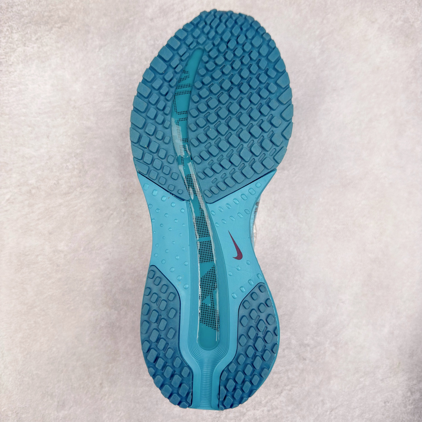 图片[9]-NK Pegasus Premium 飞马全掌气垫跑步运动鞋 气垫的究极进化 NIKE2025新王炸 • 在特有Air科技加持下，耐克带来全新Pegasus Premium。这款跑鞋在传承耐克飞马（Pegasus）系列标志性的缓震功能的同时，将首次搭载耐克的塑型可视化Air Zoom气垫单元。• 塑型Air Zoom气垫单元贴合脚部的自然轮廓，帮助跑者在从后跟到脚趾的过渡中能够有效传递力量，带来一种前所未有的轻盈、顺畅回馈体验。中底采用ZoomX泡绵，后跟则使用ReactX泡绵，为跑者提供稳定流畅的推进感。• 塑型可视化Air Zoom气垫单元和精心配置的泡绵组合，让Pegasus Premium成为耐克飞马系列中颇具能量回馈的鞋款。• 全新Pegasus Premium不仅展示了耐克势头强劲的创新周期，证明了其特有的Air科技的强大实力，更体现了耐克倾听和服务运动员的能力。尺码：36 36.5 37.5 38 38.5 39 40 40.5 41 42 42.5 43 44 44.5 45-选品中心