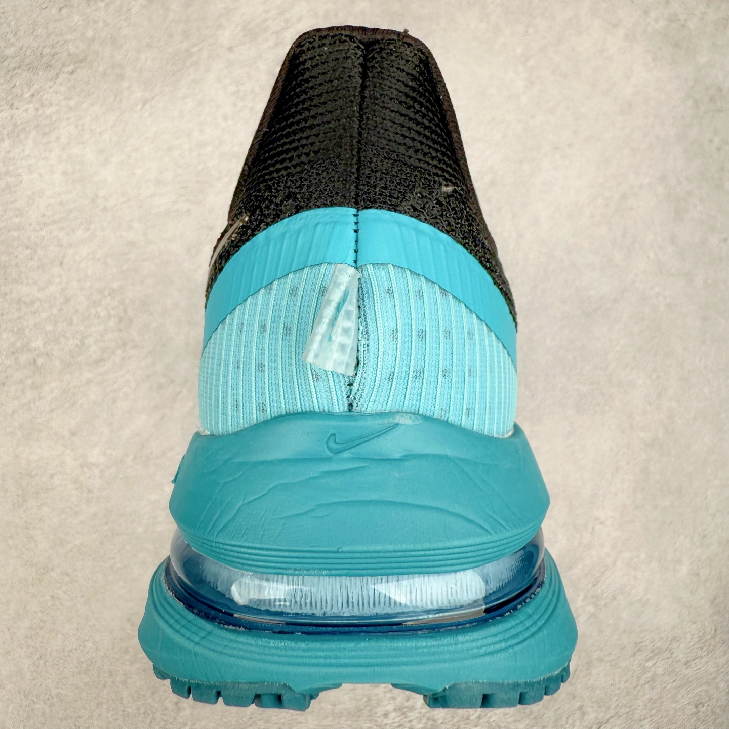 图片[8]-NK Pegasus Premium 飞马全掌气垫跑步运动鞋 气垫的究极进化 NIKE2025新王炸 • 在特有Air科技加持下，耐克带来全新Pegasus Premium。这款跑鞋在传承耐克飞马（Pegasus）系列标志性的缓震功能的同时，将首次搭载耐克的塑型可视化Air Zoom气垫单元。• 塑型Air Zoom气垫单元贴合脚部的自然轮廓，帮助跑者在从后跟到脚趾的过渡中能够有效传递力量，带来一种前所未有的轻盈、顺畅回馈体验。中底采用ZoomX泡绵，后跟则使用ReactX泡绵，为跑者提供稳定流畅的推进感。• 塑型可视化Air Zoom气垫单元和精心配置的泡绵组合，让Pegasus Premium成为耐克飞马系列中颇具能量回馈的鞋款。• 全新Pegasus Premium不仅展示了耐克势头强劲的创新周期，证明了其特有的Air科技的强大实力，更体现了耐克倾听和服务运动员的能力。尺码：36 36.5 37.5 38 38.5 39 40 40.5 41 42 42.5 43 44 44.5 45-选品中心