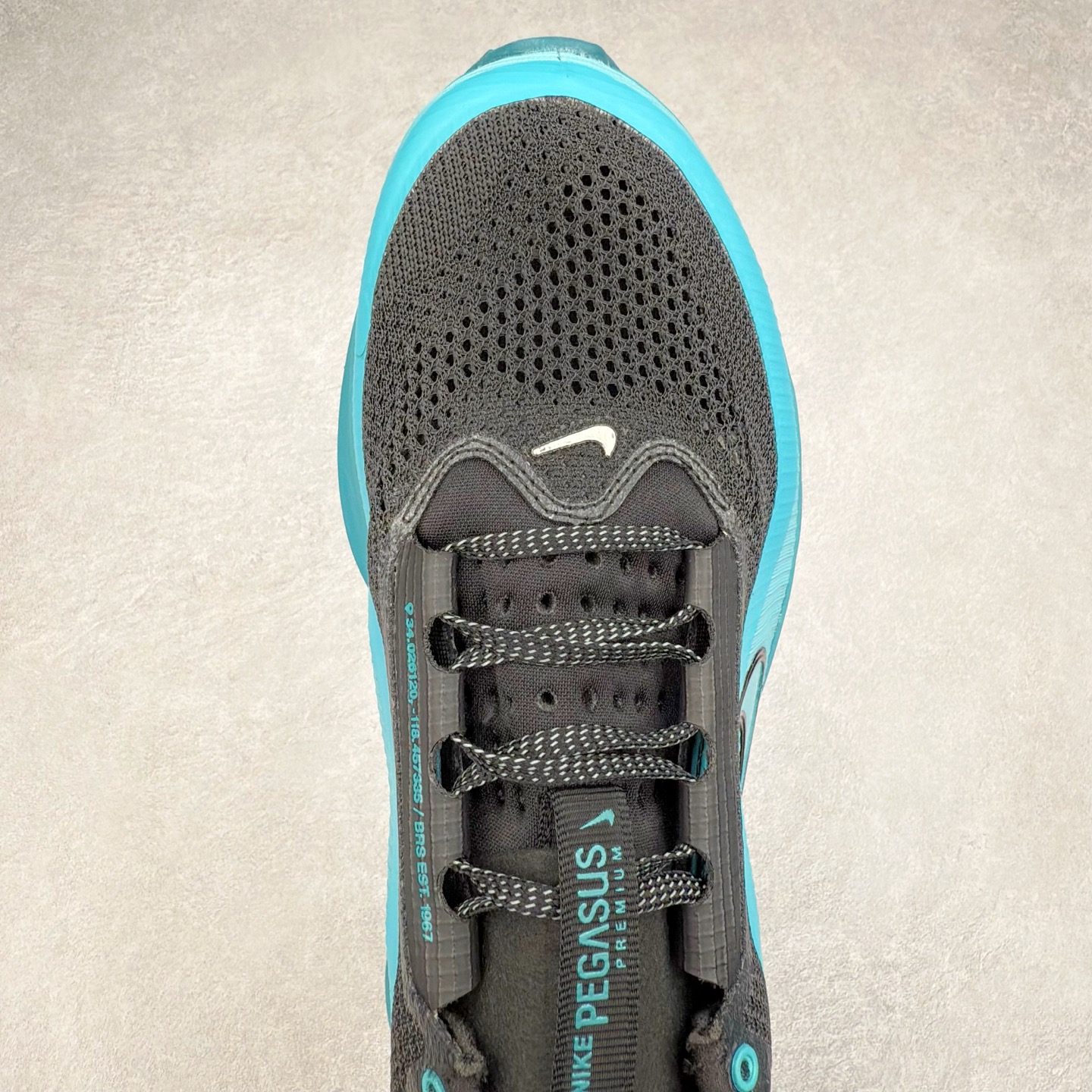 图片[4]-NK Pegasus Premium 飞马全掌气垫跑步运动鞋 气垫的究极进化 NIKE2025新王炸 • 在特有Air科技加持下，耐克带来全新Pegasus Premium。这款跑鞋在传承耐克飞马（Pegasus）系列标志性的缓震功能的同时，将首次搭载耐克的塑型可视化Air Zoom气垫单元。• 塑型Air Zoom气垫单元贴合脚部的自然轮廓，帮助跑者在从后跟到脚趾的过渡中能够有效传递力量，带来一种前所未有的轻盈、顺畅回馈体验。中底采用ZoomX泡绵，后跟则使用ReactX泡绵，为跑者提供稳定流畅的推进感。• 塑型可视化Air Zoom气垫单元和精心配置的泡绵组合，让Pegasus Premium成为耐克飞马系列中颇具能量回馈的鞋款。• 全新Pegasus Premium不仅展示了耐克势头强劲的创新周期，证明了其特有的Air科技的强大实力，更体现了耐克倾听和服务运动员的能力。尺码：36 36.5 37.5 38 38.5 39 40 40.5 41 42 42.5 43 44 44.5 45-选品中心