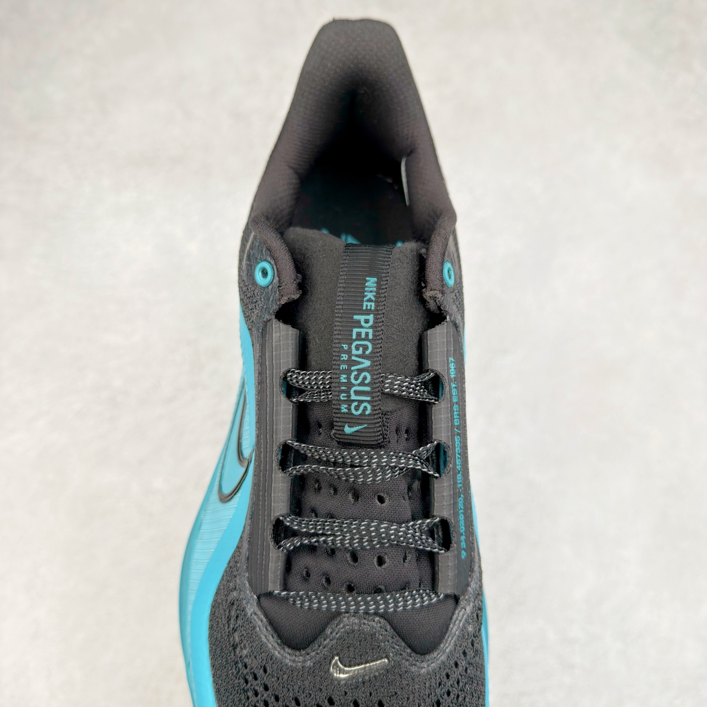 图片[5]-NK Pegasus Premium 飞马全掌气垫跑步运动鞋 气垫的究极进化 NIKE2025新王炸 • 在特有Air科技加持下，耐克带来全新Pegasus Premium。这款跑鞋在传承耐克飞马（Pegasus）系列标志性的缓震功能的同时，将首次搭载耐克的塑型可视化Air Zoom气垫单元。• 塑型Air Zoom气垫单元贴合脚部的自然轮廓，帮助跑者在从后跟到脚趾的过渡中能够有效传递力量，带来一种前所未有的轻盈、顺畅回馈体验。中底采用ZoomX泡绵，后跟则使用ReactX泡绵，为跑者提供稳定流畅的推进感。• 塑型可视化Air Zoom气垫单元和精心配置的泡绵组合，让Pegasus Premium成为耐克飞马系列中颇具能量回馈的鞋款。• 全新Pegasus Premium不仅展示了耐克势头强劲的创新周期，证明了其特有的Air科技的强大实力，更体现了耐克倾听和服务运动员的能力。尺码：36 36.5 37.5 38 38.5 39 40 40.5 41 42 42.5 43 44 44.5 45-选品中心