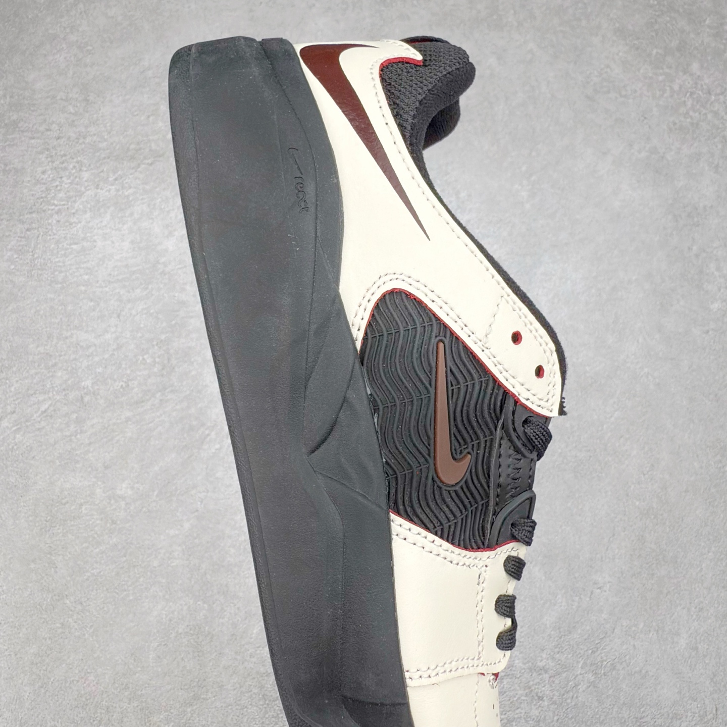 图片[6]-NK SB Nyjah Free 2 王一博同款 受着经典1997 款的 Zoom Spiridon 启发 SB Nyjah Free 2 继续谱写上一代的篇章 一改一代的一体式，二代的鞋舌与鞋身被分开来，但仍有着与前代相同的超柔韧 Nike Free 鞋底，同时还做了一些改良补充 首先是在全方位无死角的经典 Nyjah Free 橡胶鞋面的上方加了网眼材料，保证你在最热的滑板天也能双脚清爽 尺码：40-45-选品中心