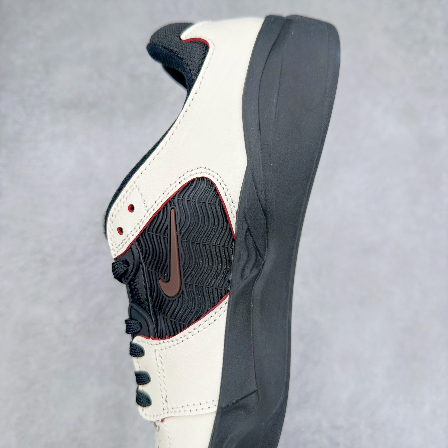 图片[7]-NK SB Nyjah Free 2 王一博同款 受着经典1997 款的 Zoom Spiridon 启发 SB Nyjah Free 2 继续谱写上一代的篇章 一改一代的一体式，二代的鞋舌与鞋身被分开来，但仍有着与前代相同的超柔韧 Nike Free 鞋底，同时还做了一些改良补充 首先是在全方位无死角的经典 Nyjah Free 橡胶鞋面的上方加了网眼材料，保证你在最热的滑板天也能双脚清爽 尺码：40-45-选品中心