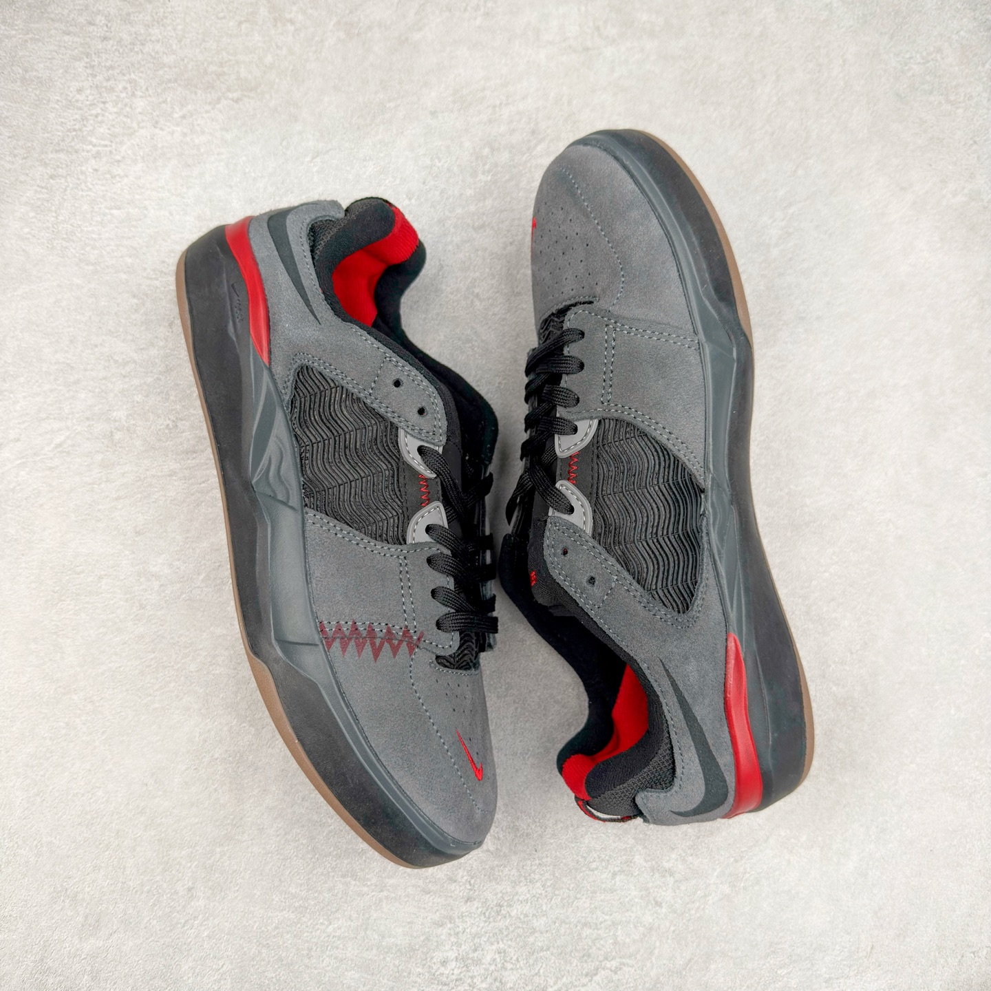 图片[3]-NK SB Nyjah Free 2 王一博同款 受着经典1997 款的 Zoom Spiridon 启发 SB Nyjah Free 2 继续谱写上一代的篇章 一改一代的一体式，二代的鞋舌与鞋身被分开来，但仍有着与前代相同的超柔韧 Nike Free 鞋底，同时还做了一些改良补充 首先是在全方位无死角的经典 Nyjah Free 橡胶鞋面的上方加了网眼材料，保证你在最热的滑板天也能双脚清爽 尺码：40-45-选品中心