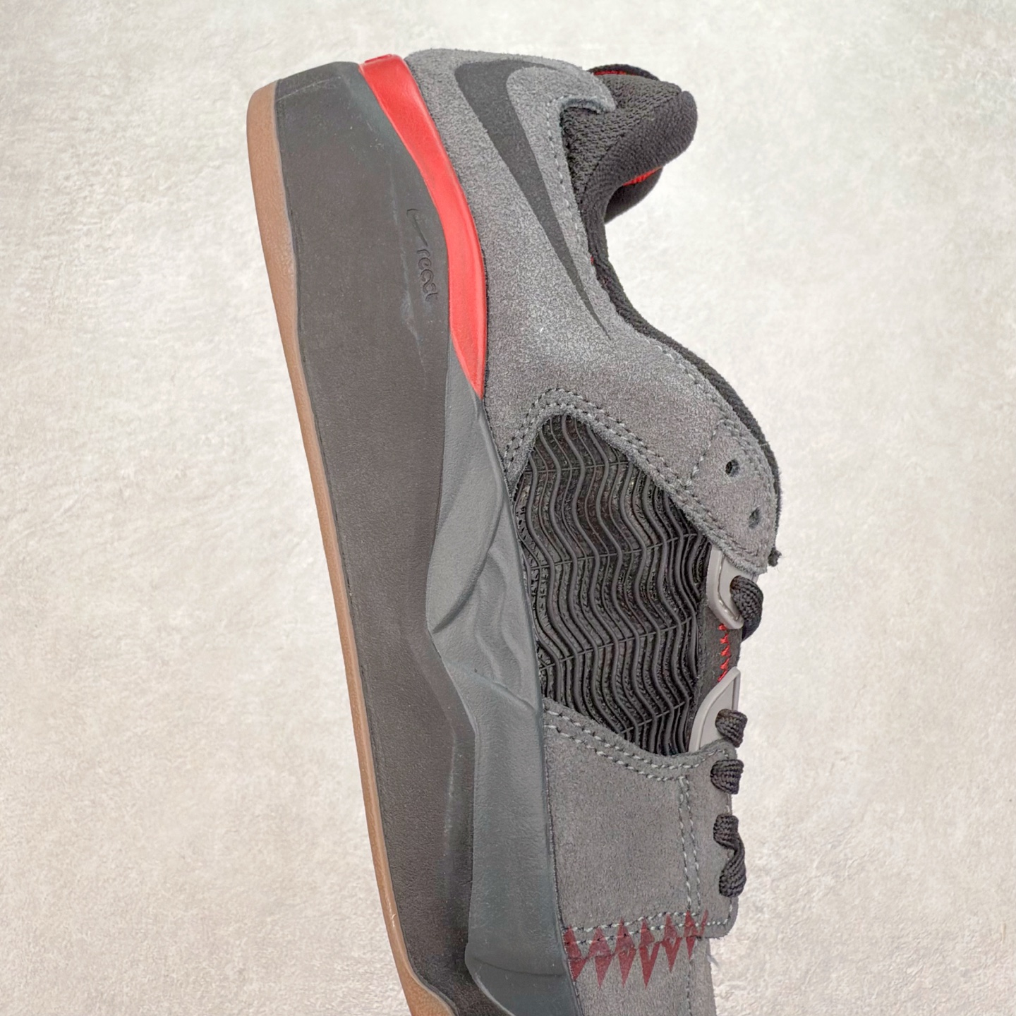 图片[6]-NK SB Nyjah Free 2 王一博同款 受着经典1997 款的 Zoom Spiridon 启发 SB Nyjah Free 2 继续谱写上一代的篇章 一改一代的一体式，二代的鞋舌与鞋身被分开来，但仍有着与前代相同的超柔韧 Nike Free 鞋底，同时还做了一些改良补充 首先是在全方位无死角的经典 Nyjah Free 橡胶鞋面的上方加了网眼材料，保证你在最热的滑板天也能双脚清爽 尺码：40-45-选品中心