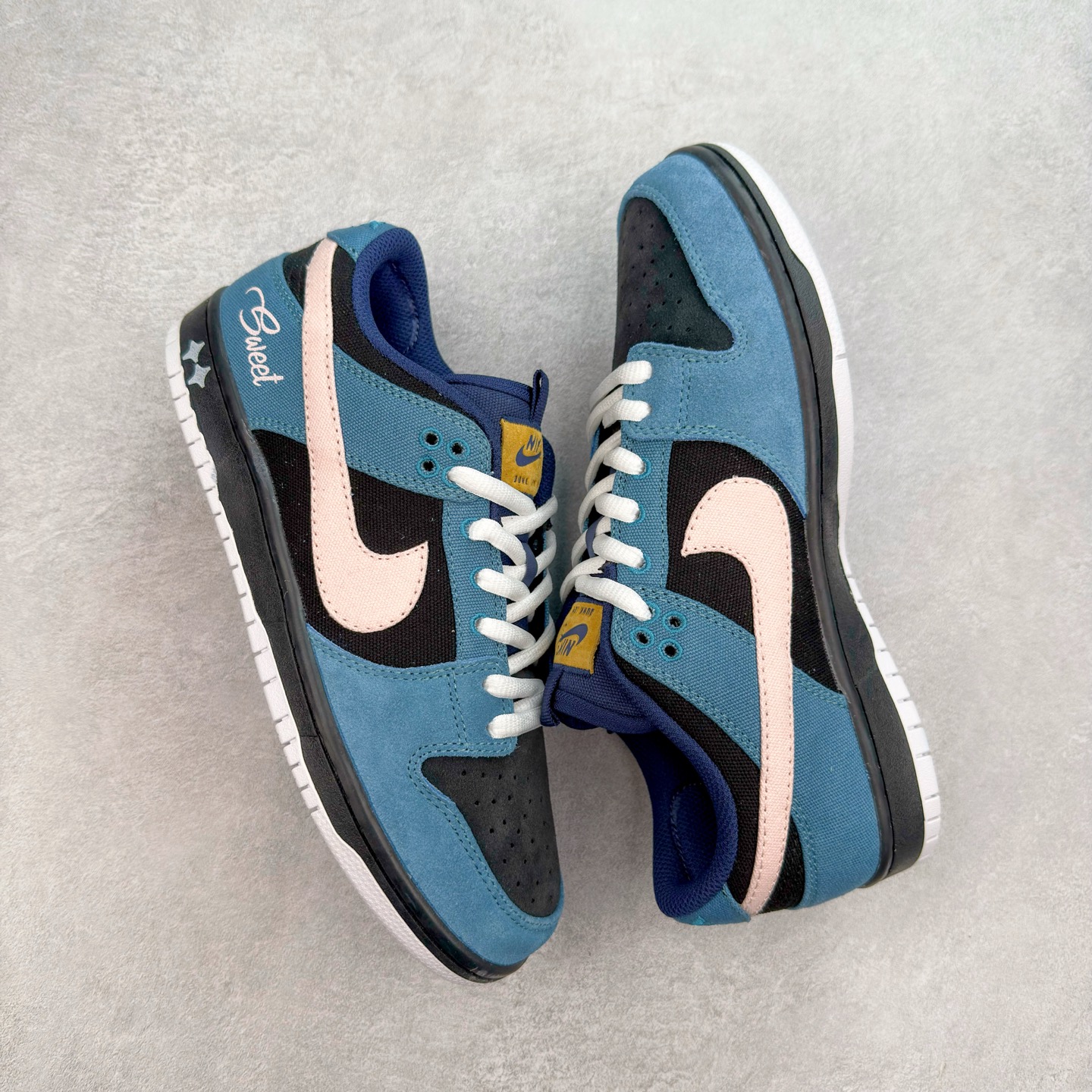 图片[3]-＃F版 NK SB Dunk Low DX6775-400 性价比王者 极限压缩利润空间 超乎所想的高性价比 用料绝不含糊 原盒原配 正确耐磨橡胶大底 超高清洁度 全鞋零毛边皮料切割 全套原楦原模倾力打造完美版型 尺码：36 36.5 37.5 38 38.5 39 40 40.5 41 42 42.5 43 44 44.5 45 46 47.5-选品中心