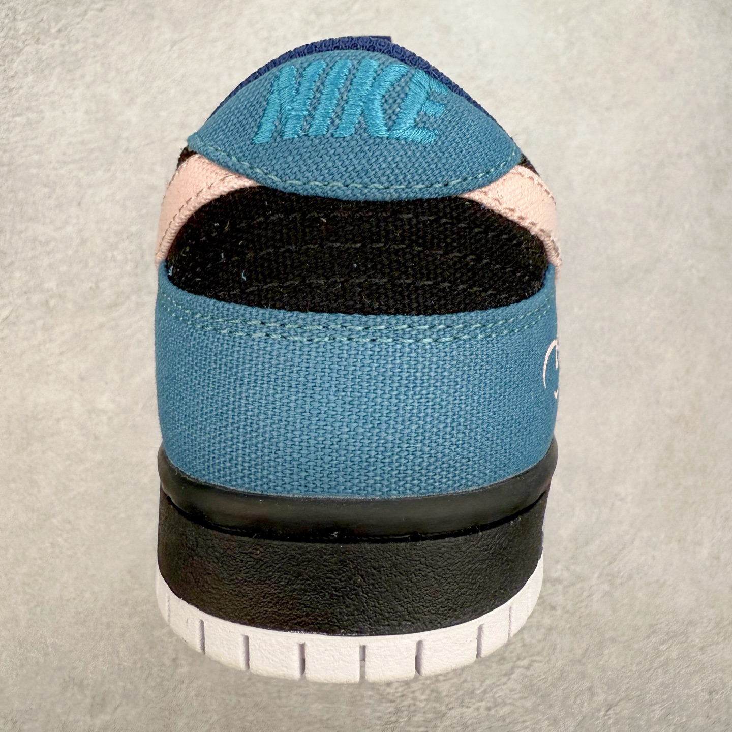 图片[8]-＃F版 NK SB Dunk Low DX6775-400 性价比王者 极限压缩利润空间 超乎所想的高性价比 用料绝不含糊 原盒原配 正确耐磨橡胶大底 超高清洁度 全鞋零毛边皮料切割 全套原楦原模倾力打造完美版型 尺码：36 36.5 37.5 38 38.5 39 40 40.5 41 42 42.5 43 44 44.5 45 46 47.5-选品中心