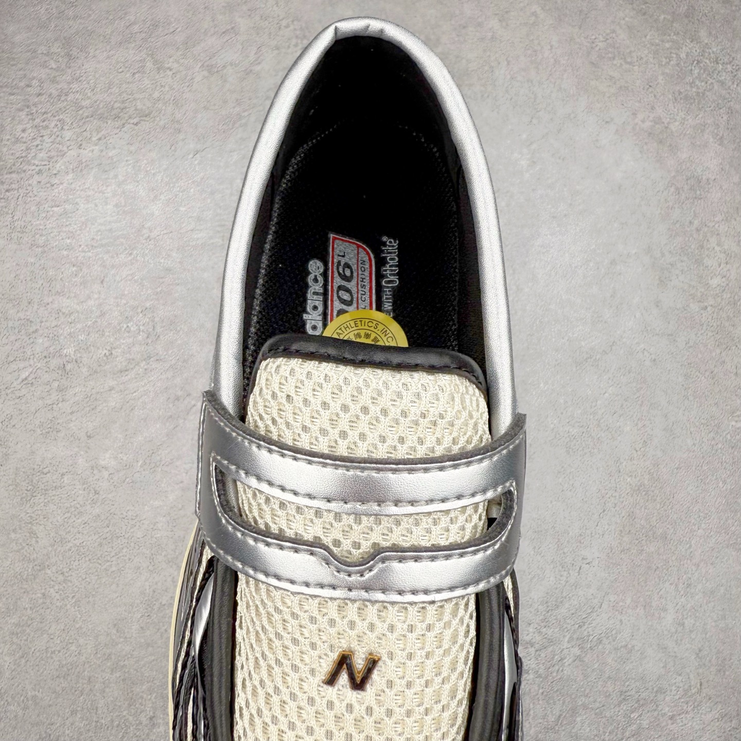 图片[5]-JUNYA WATANABE x New Balance NB 1906R 新百伦联名款舒适百搭防滑低帮生活休闲鞋乐福鞋 Junya Watanabe 和 New Balance 再次联手，推出了全新的合作款——1906 Loafer。这款跨越运动鞋与皮鞋界限的设计。设计将 New Balance 1906R 的技术与经典皮革便鞋的风格完美融合。厚实的鞋底与精致的漆皮鞋面，不仅保留了运动鞋的舒适感，还能轻松驾驭休闲与正式造型。一位国外鞋友对此鞋的评价颇具趣味：“这是开完重要会议后，立马开始 5K 长跑的理想鞋款。”-选品中心