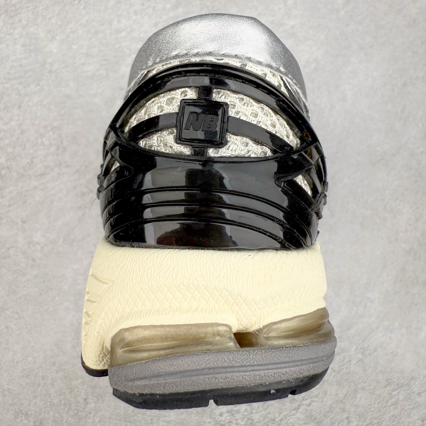 图片[8]-JUNYA WATANABE x New Balance NB 1906R 新百伦联名款舒适百搭防滑低帮生活休闲鞋乐福鞋 Junya Watanabe 和 New Balance 再次联手，推出了全新的合作款——1906 Loafer。这款跨越运动鞋与皮鞋界限的设计。设计将 New Balance 1906R 的技术与经典皮革便鞋的风格完美融合。厚实的鞋底与精致的漆皮鞋面，不仅保留了运动鞋的舒适感，还能轻松驾驭休闲与正式造型。一位国外鞋友对此鞋的评价颇具趣味：“这是开完重要会议后，立马开始 5K 长跑的理想鞋款。”-选品中心