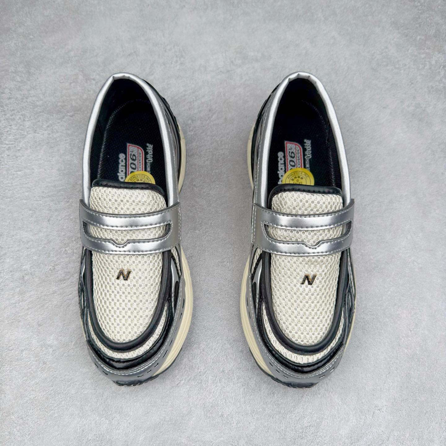 图片[2]-JUNYA WATANABE x New Balance NB 1906R 新百伦联名款舒适百搭防滑低帮生活休闲鞋乐福鞋 Junya Watanabe 和 New Balance 再次联手，推出了全新的合作款——1906 Loafer。这款跨越运动鞋与皮鞋界限的设计。设计将 New Balance 1906R 的技术与经典皮革便鞋的风格完美融合。厚实的鞋底与精致的漆皮鞋面，不仅保留了运动鞋的舒适感，还能轻松驾驭休闲与正式造型。一位国外鞋友对此鞋的评价颇具趣味：“这是开完重要会议后，立马开始 5K 长跑的理想鞋款。”-选品中心